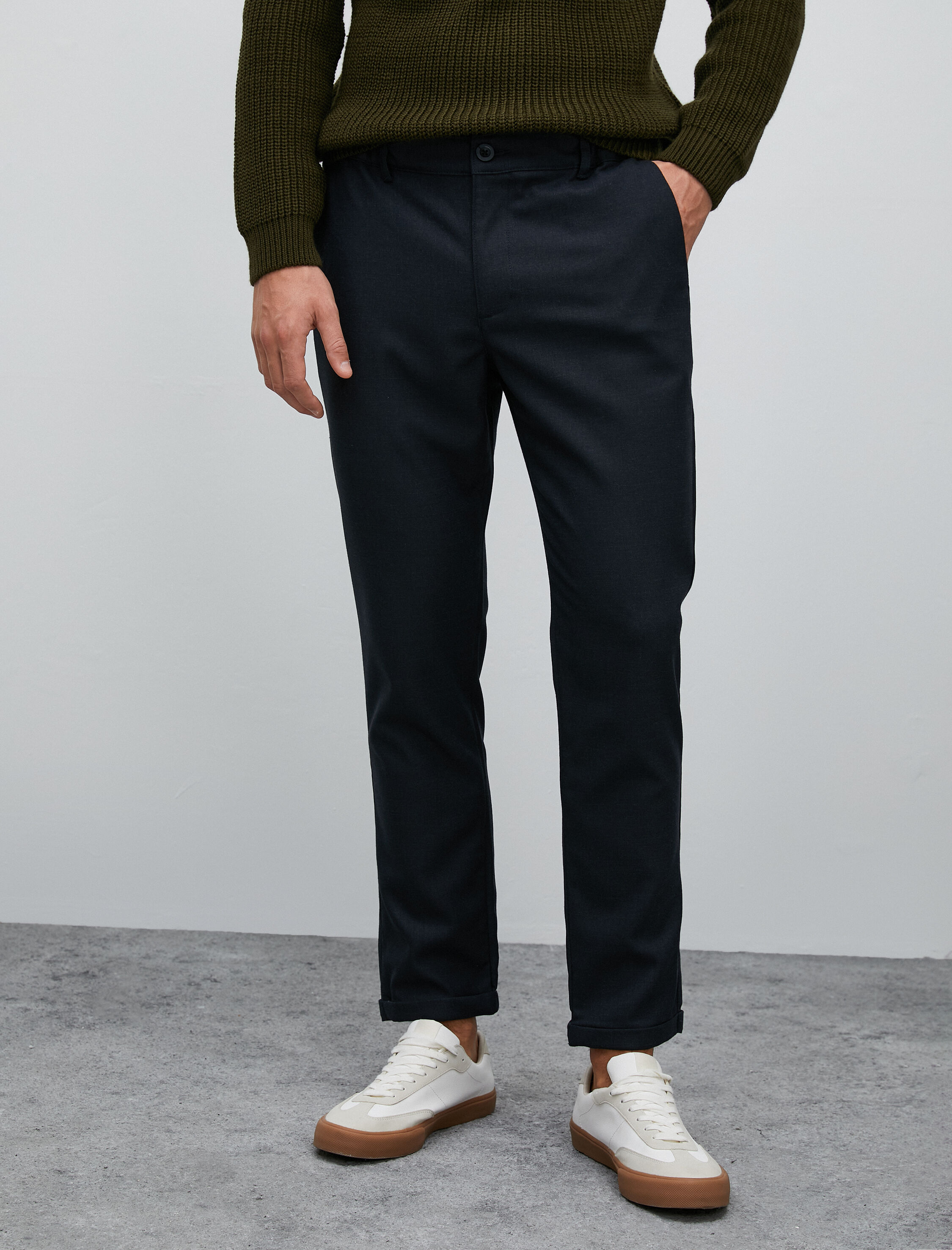   Kumaş Pantolon Beli Lastikli Düğmeli Dar Kesim Cep Detaylı