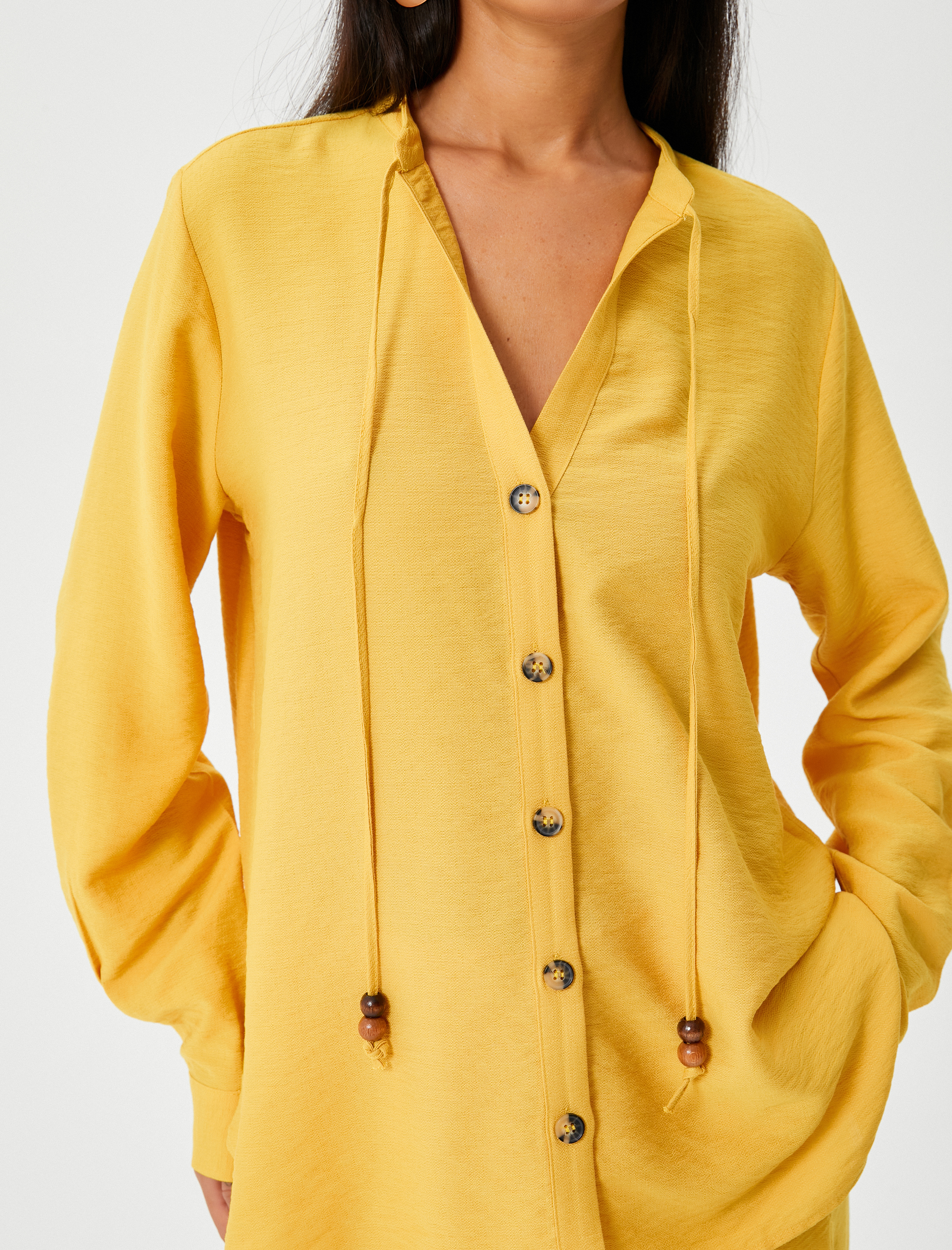   Uzun Kollu Gömlek Düğmeli Viskon Karışımlı Boncuk Bağlama Detaylı