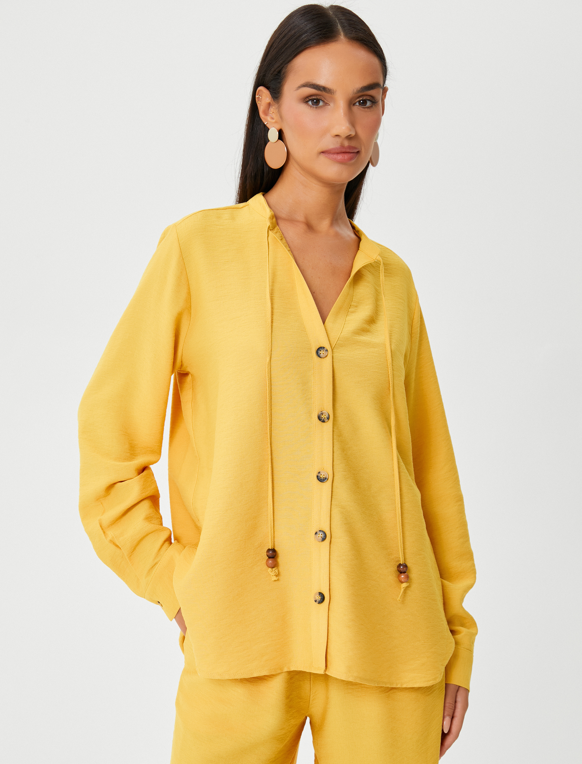   Uzun Kollu Gömlek Düğmeli Viskon Karışımlı Boncuk Bağlama Detaylı