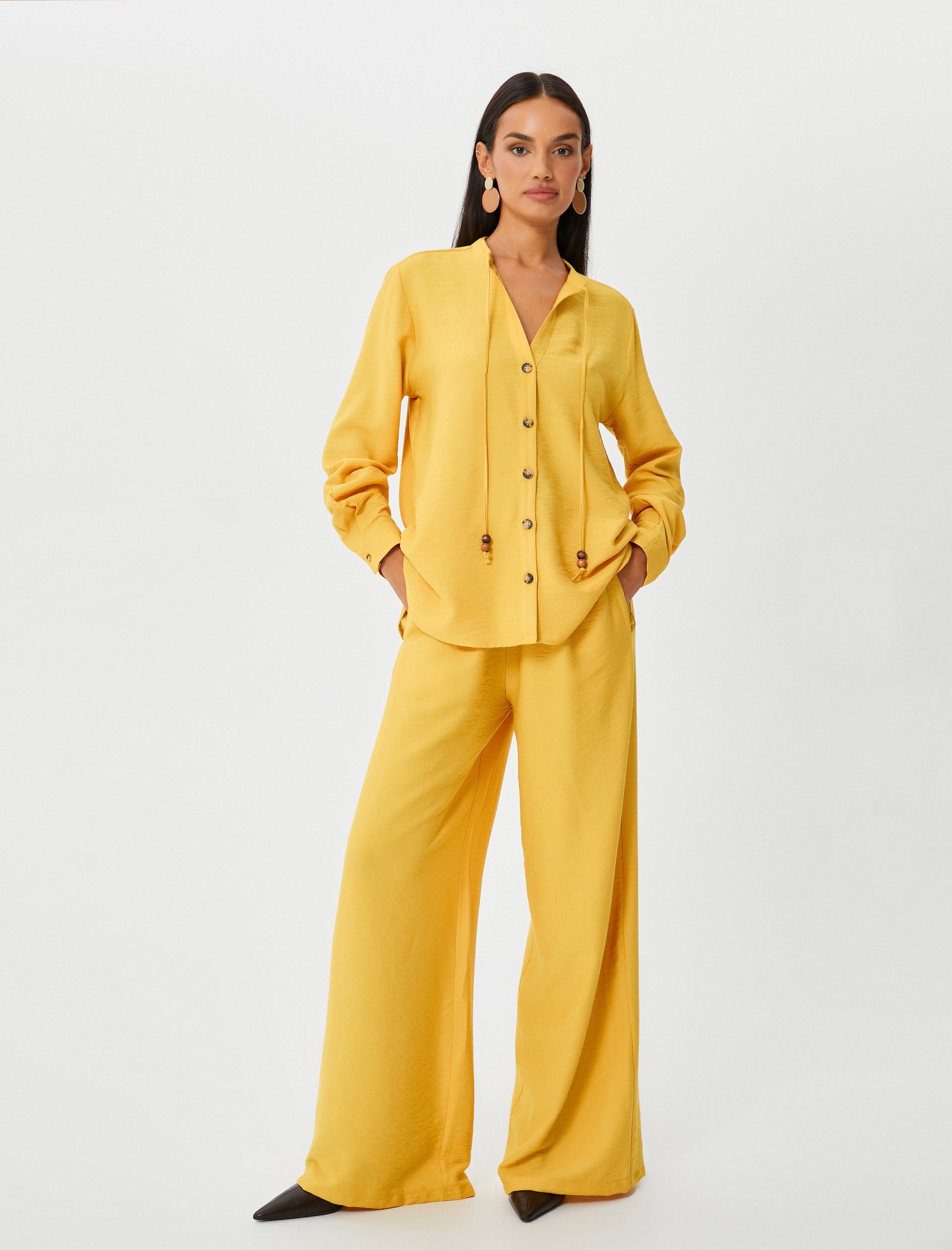   Uzun Kollu Gömlek Düğmeli Viskon Karışımlı Boncuk Bağlama Detaylı