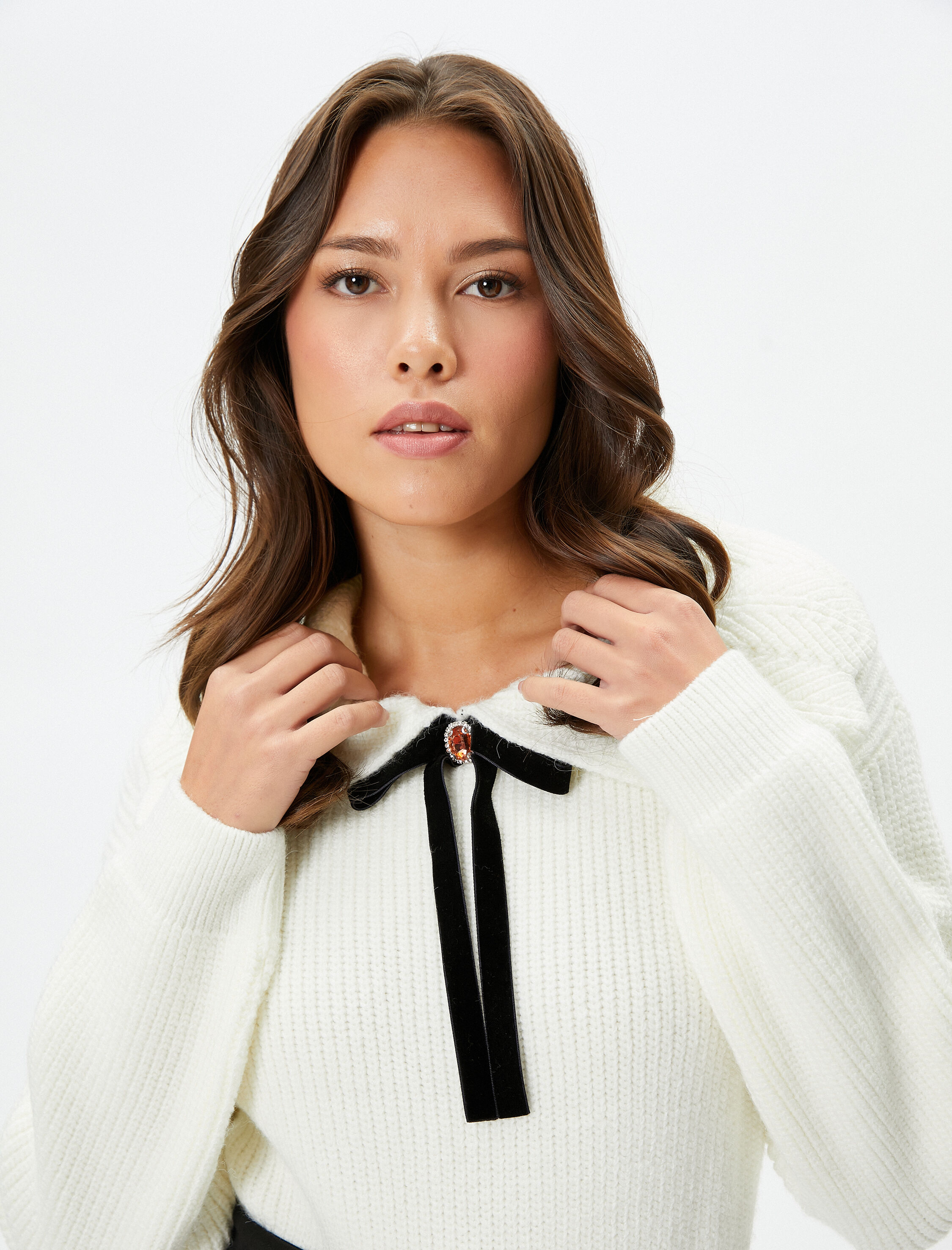   Polo Yaka Kazak Broş Detaylı Örgü Uzun Kollu