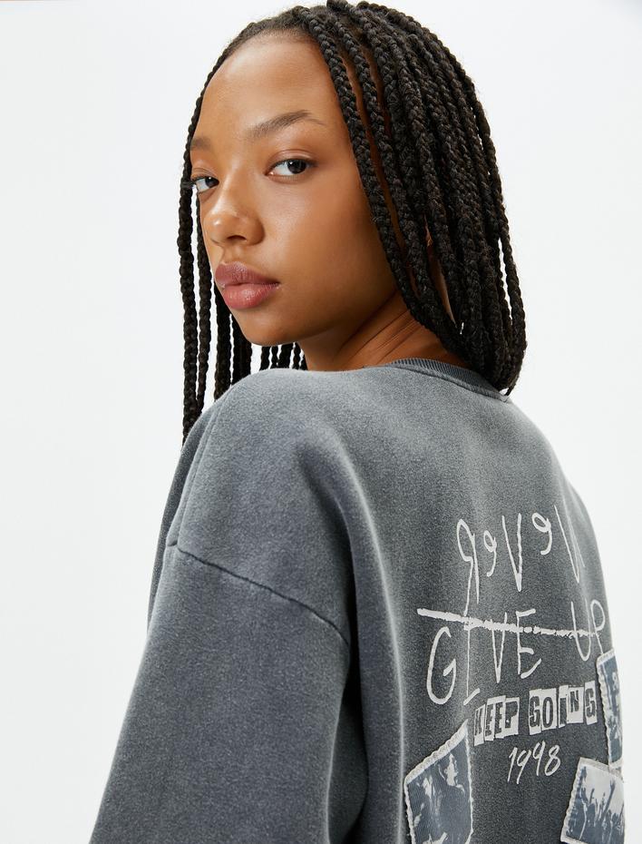  Arkası Baskılı Sweatshirt Soluk Efektli Bisiklet Yaka Şardonlu Pamuklu