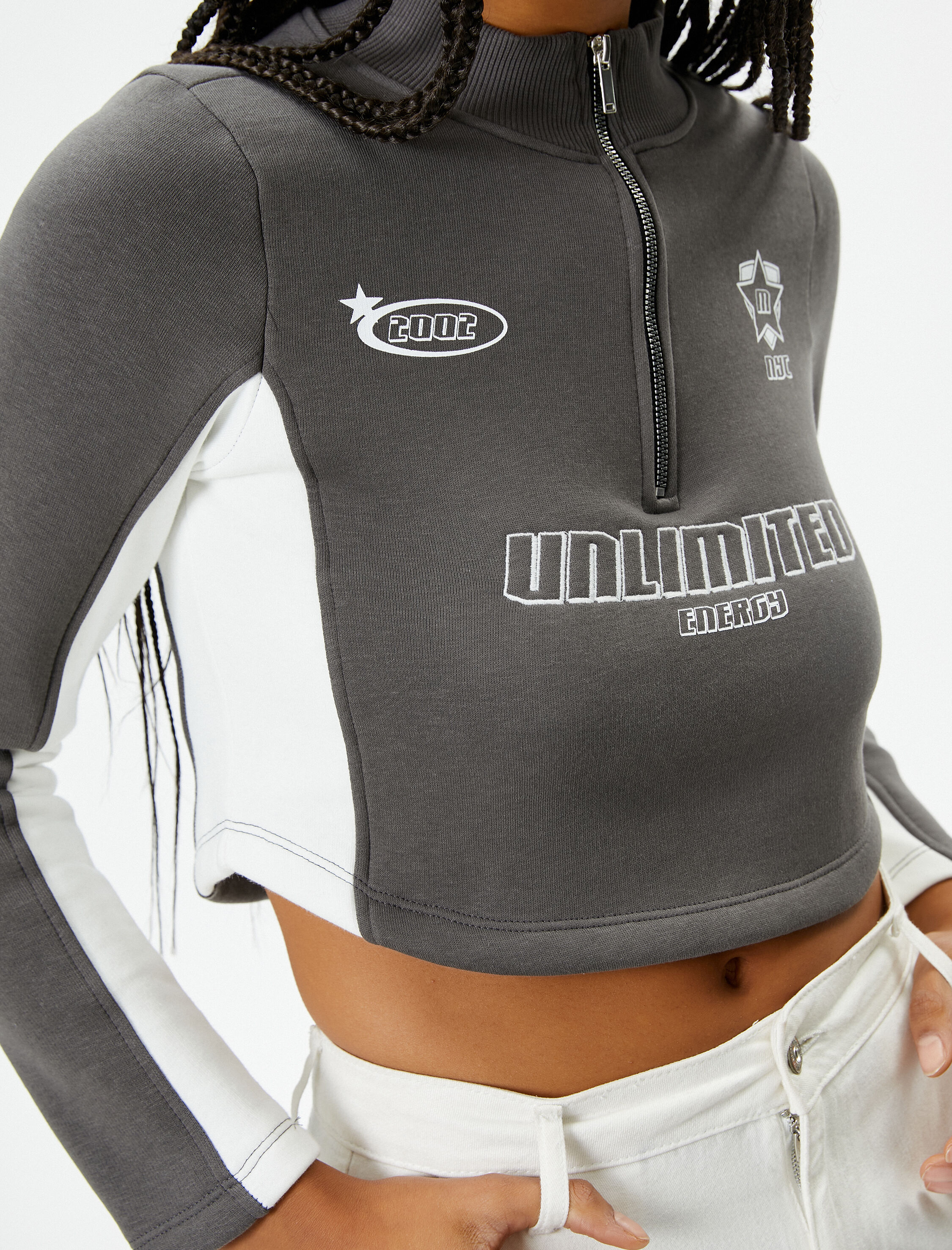   Şardonlu Yarım Fermuarlı Crop Sweatshirt Dik Yaka Renk Bloklu Baskılı Dar Kalıp