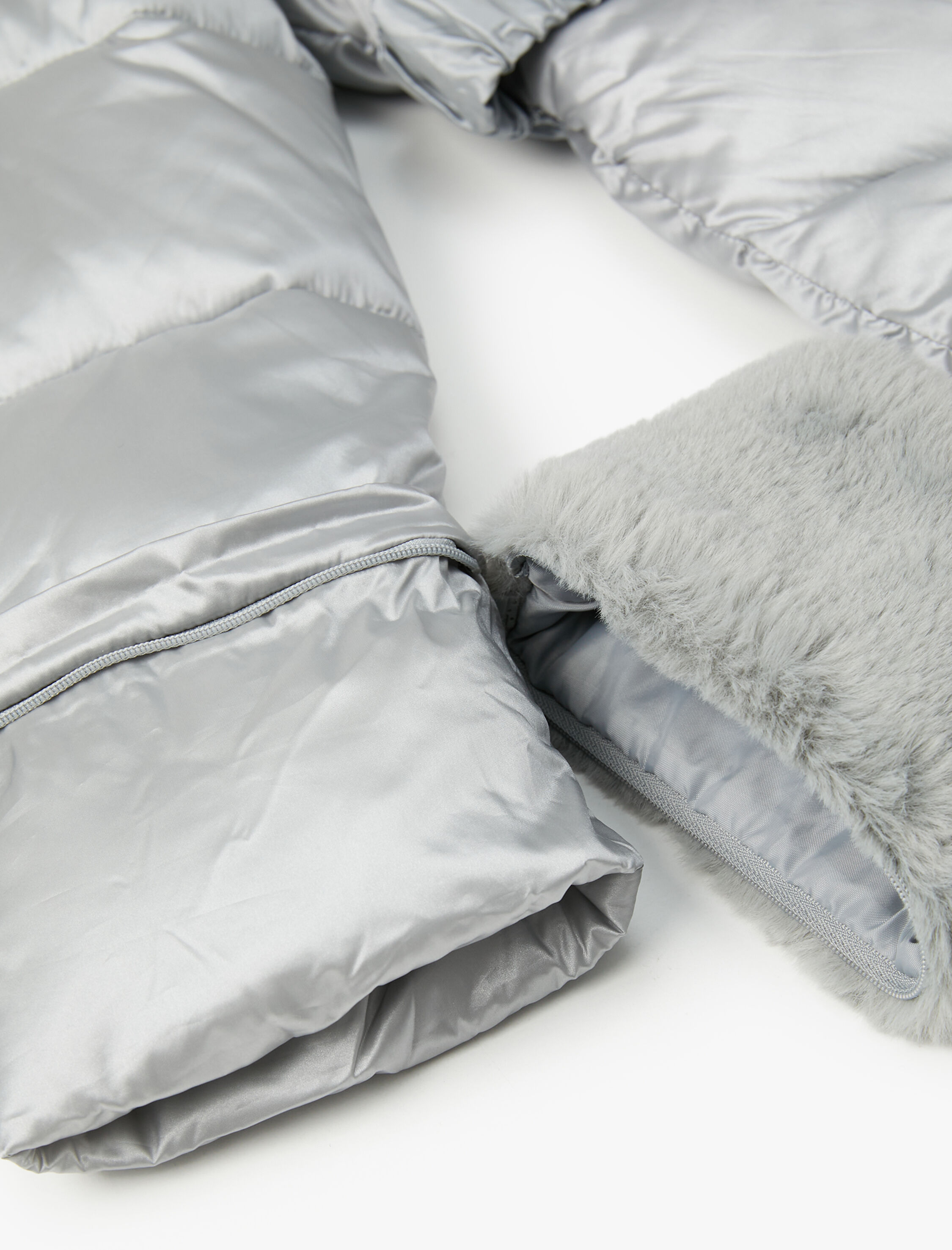   Uzun Şişme Mont Kemerli Suni Kürk Detaylı Cepli