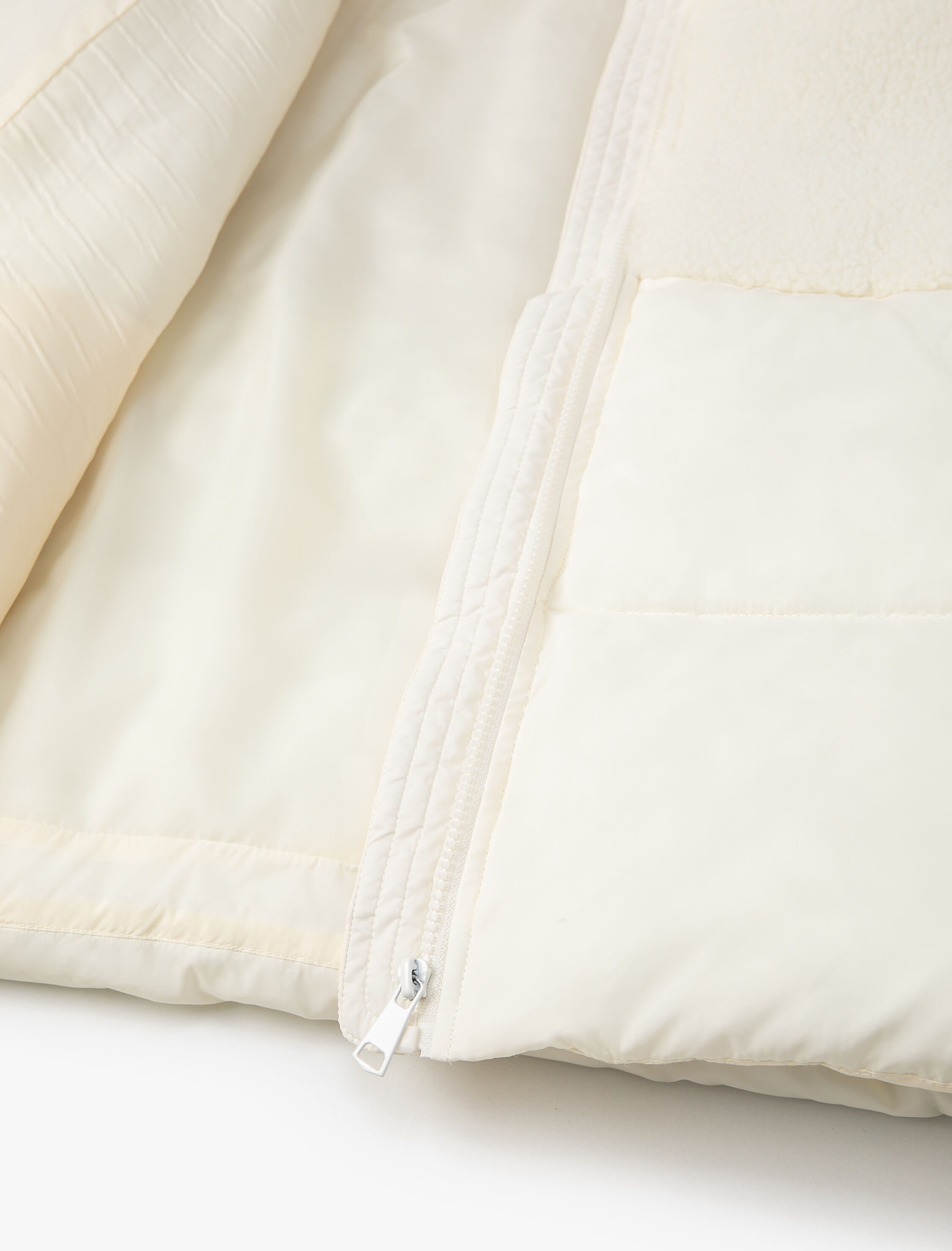   Şişme Mont Dik Yaka Peluş Detaylı Fermuarlı Cepli