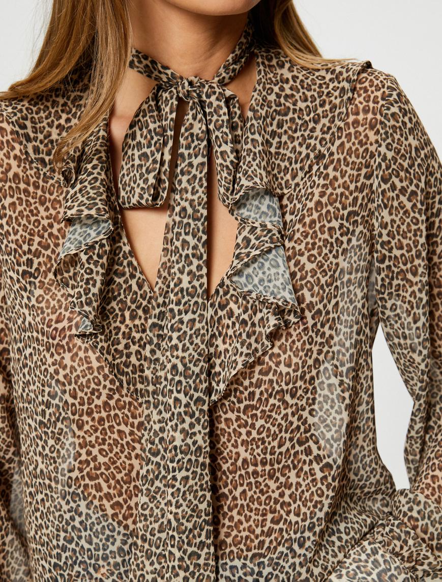   Leopar Desenli Bluz Fular Yaka Fırfırlı Pencere Detaylı