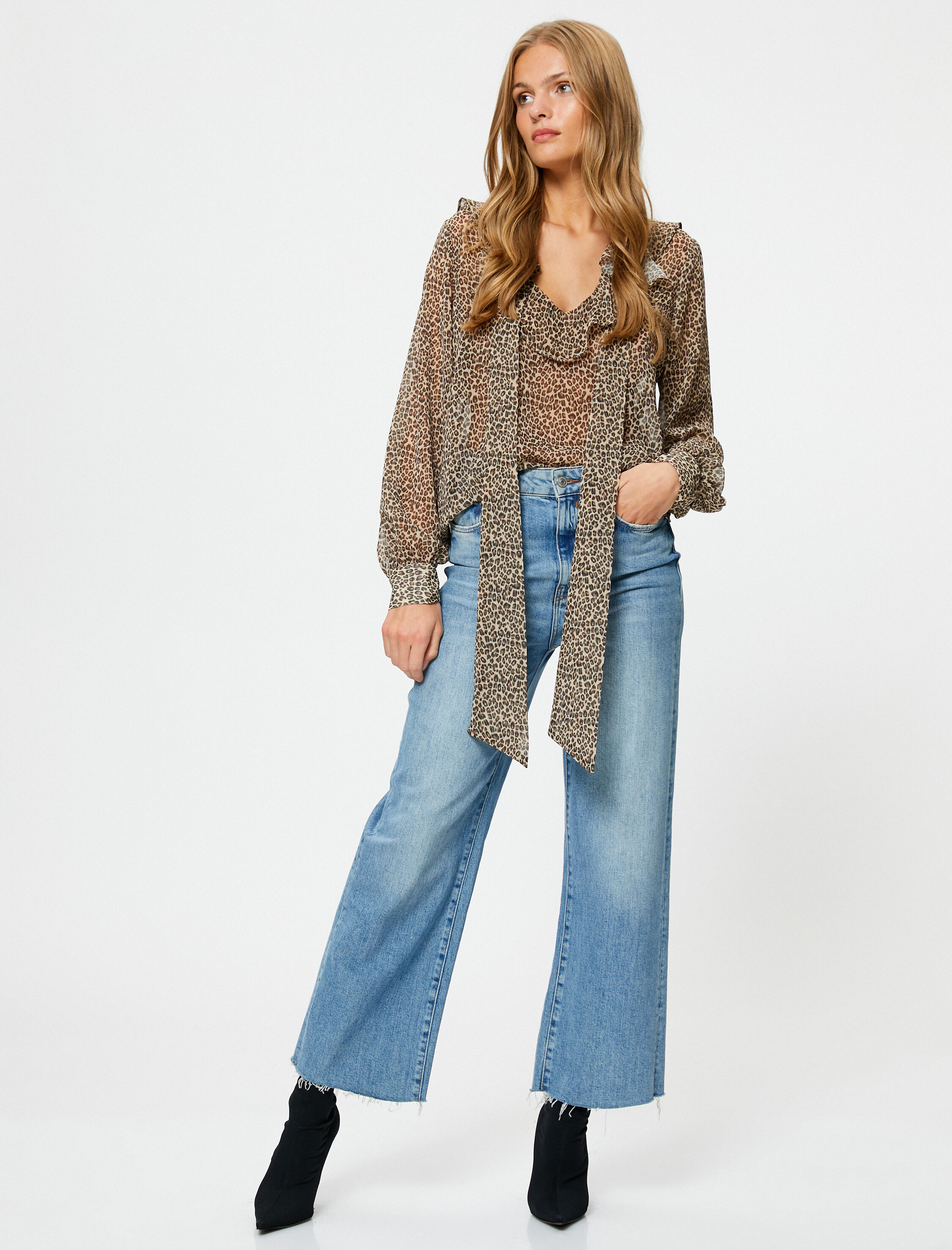   Leopar Desenli Bluz Fular Yaka Fırfırlı Pencere Detaylı