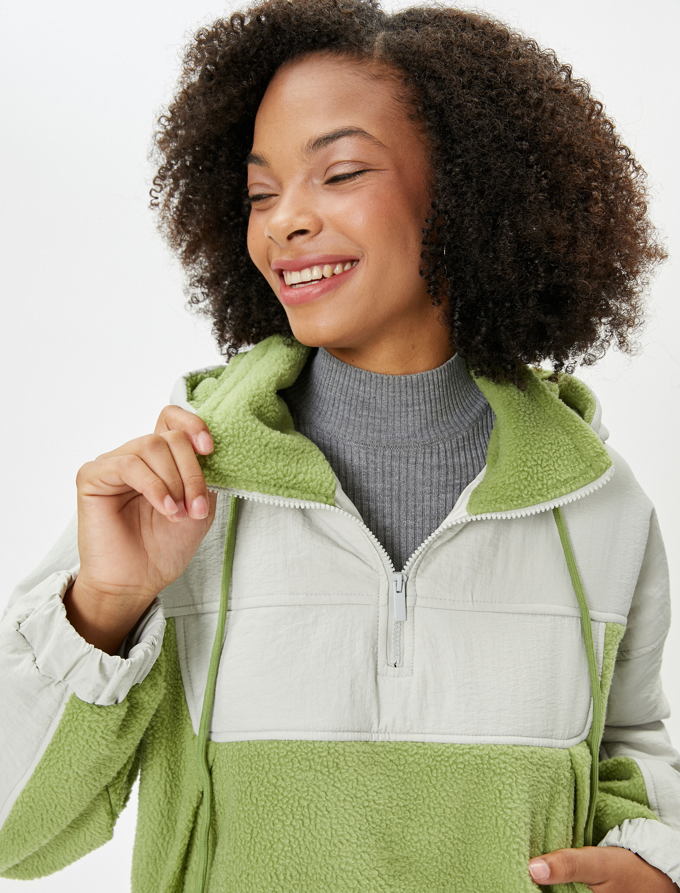   Kapşonlu Sweat Peluş Mont Yarım Fermuarlı Çift Kumaş Kullanımlı Cepli