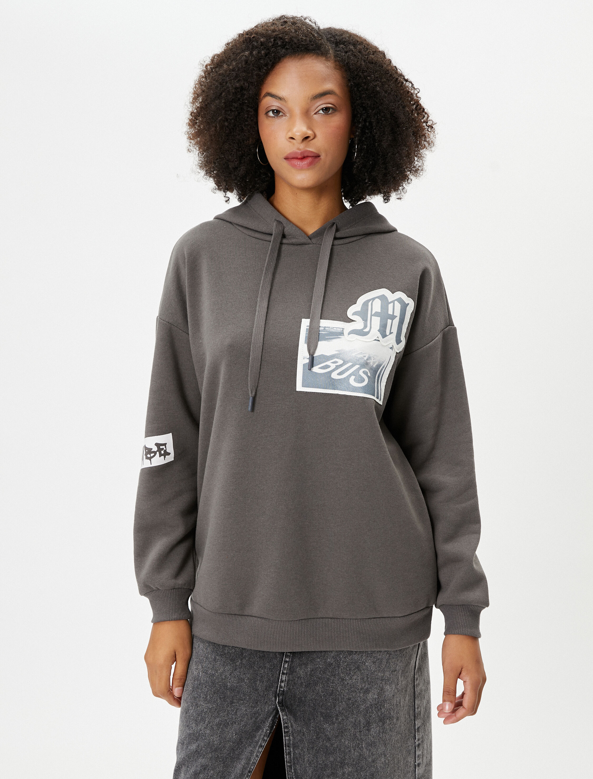   Kapşonlu Sweatshirt Arkası ve Önü Aplike Detaylı Şardonlu