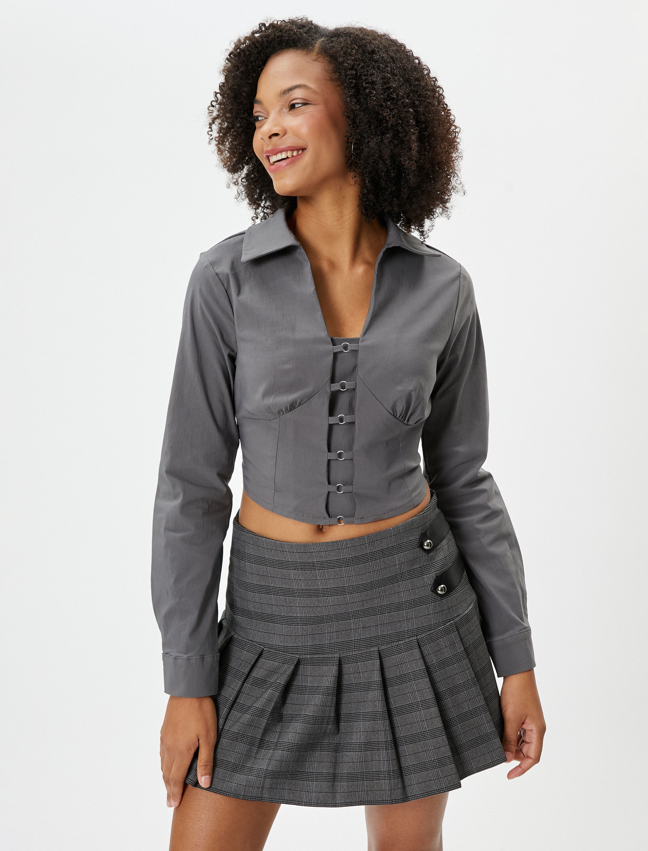   Crop Bluz Uzun Kollu Slim Fit Gömlek Yaka Önü Metal Aksesuar Detaylı