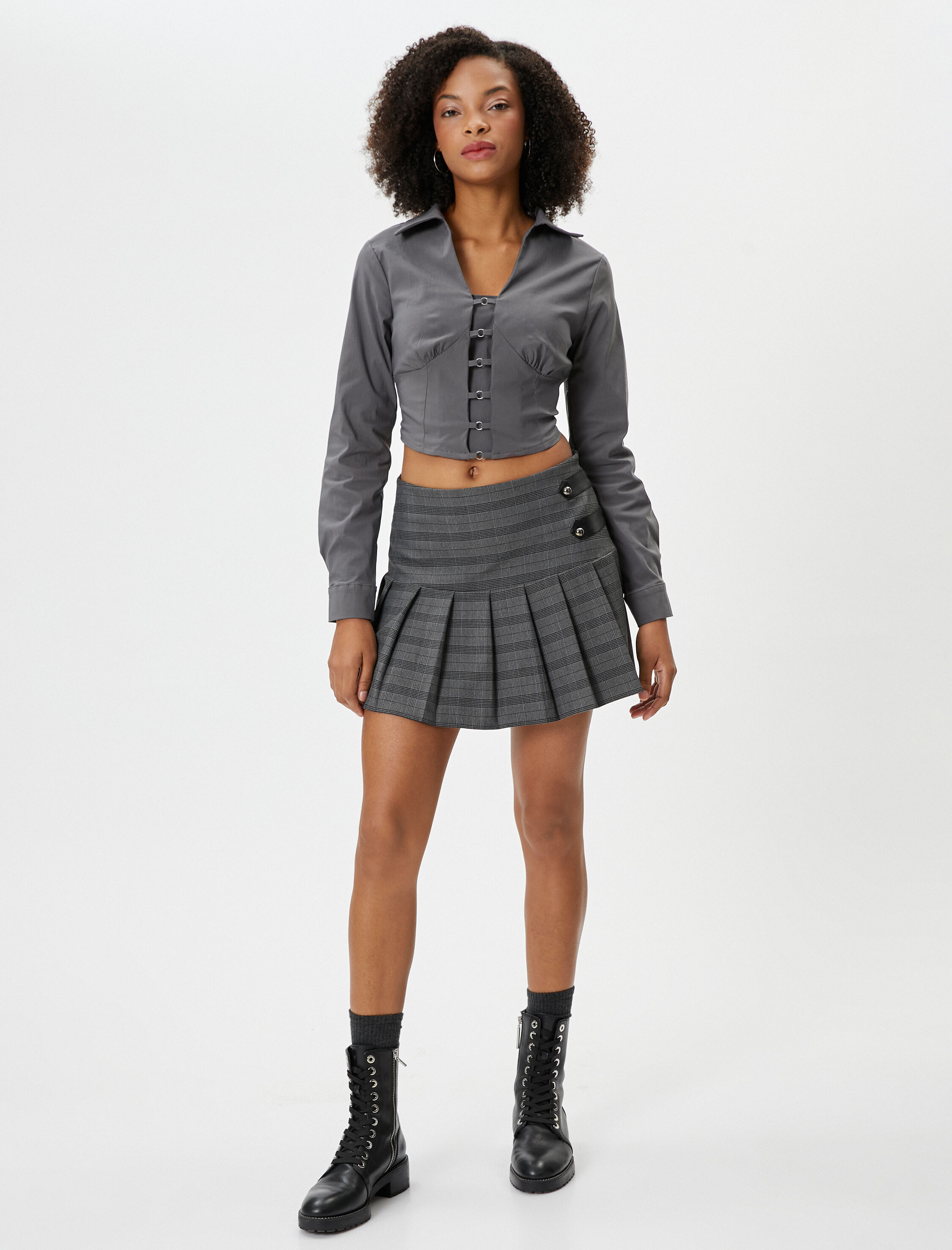   Crop Bluz Uzun Kollu Slim Fit Gömlek Yaka Önü Metal Aksesuar Detaylı