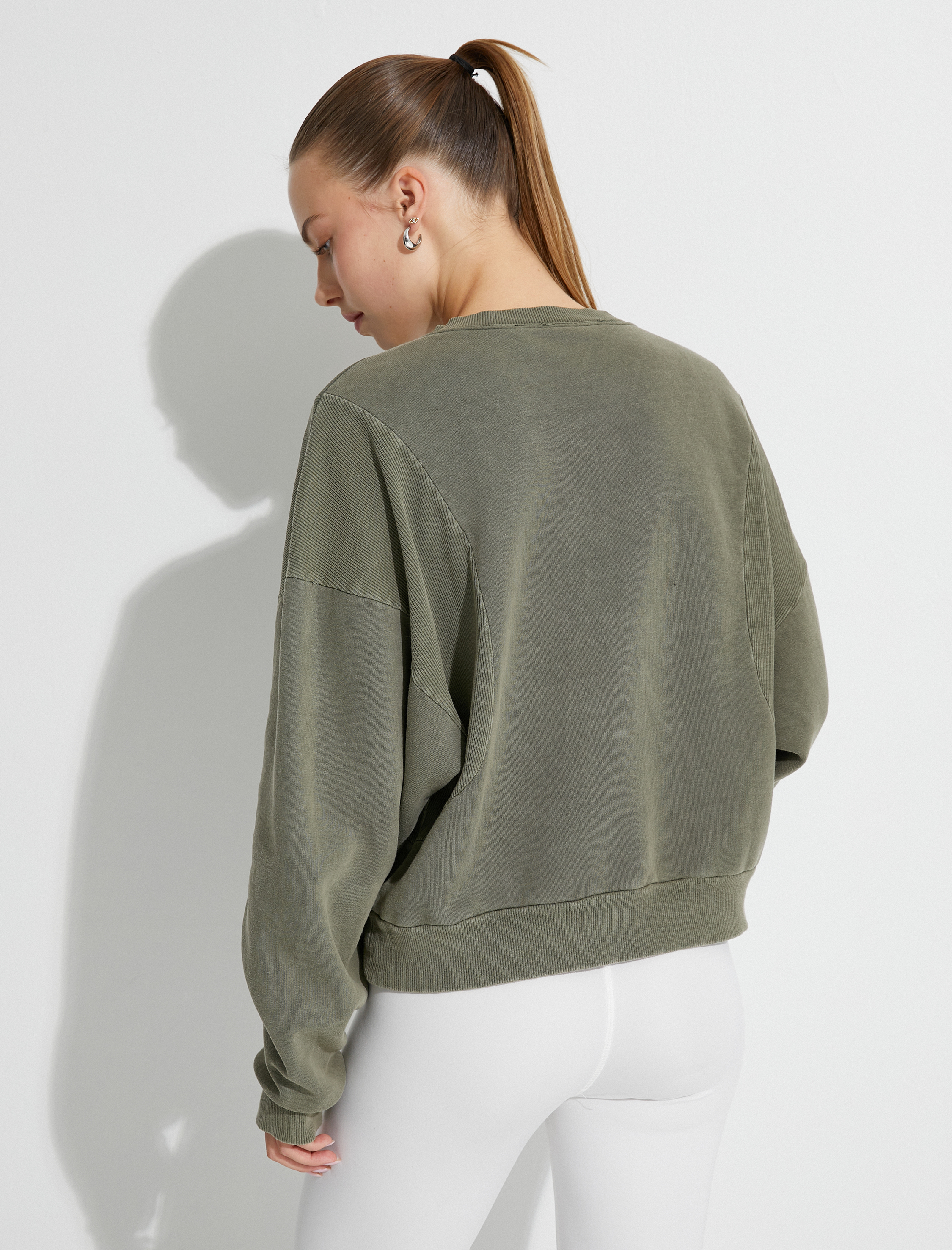   Şardonlu Bisiklet Yaka Sweatshirt Relax Fit Yıkamalı Dikiş Detaylı