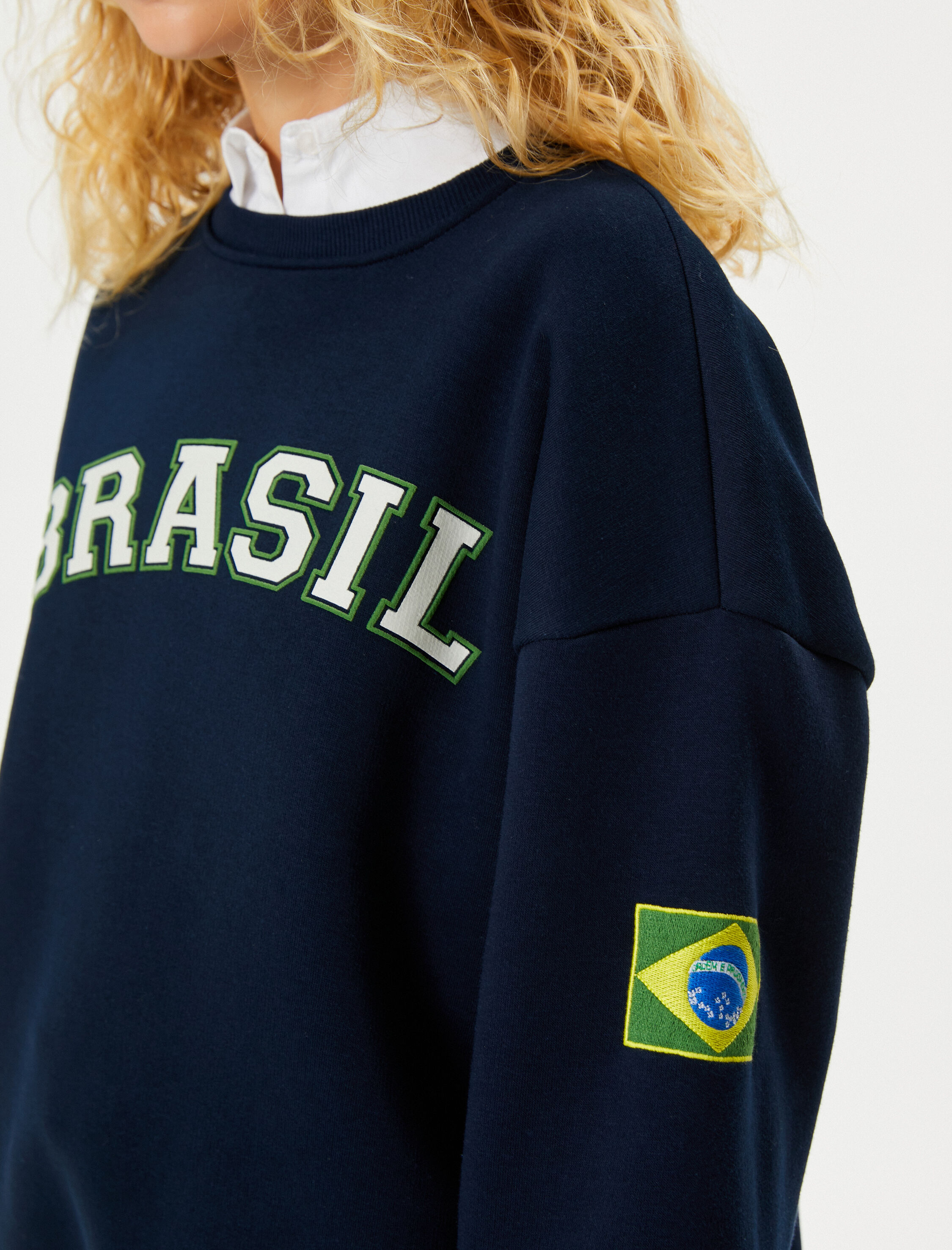   Şardonlu Brasil Sweatshirt Uzun Kollu Bisiklet Yaka Aplike Detaylı Pamuklu