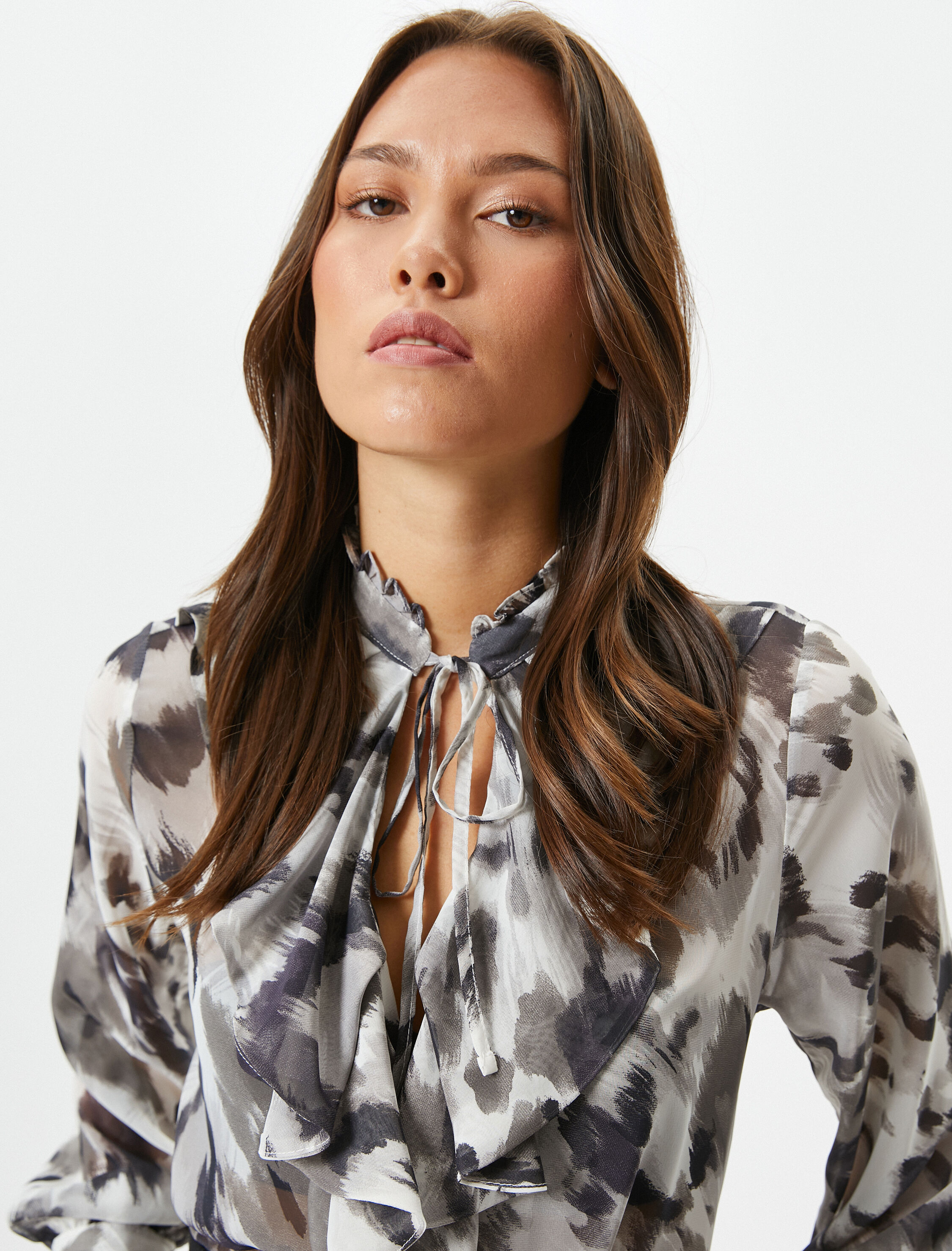   Fırfırlı Bluz Dik Yaka Bağlama Detaylı Uzun Kollu Düğmeli