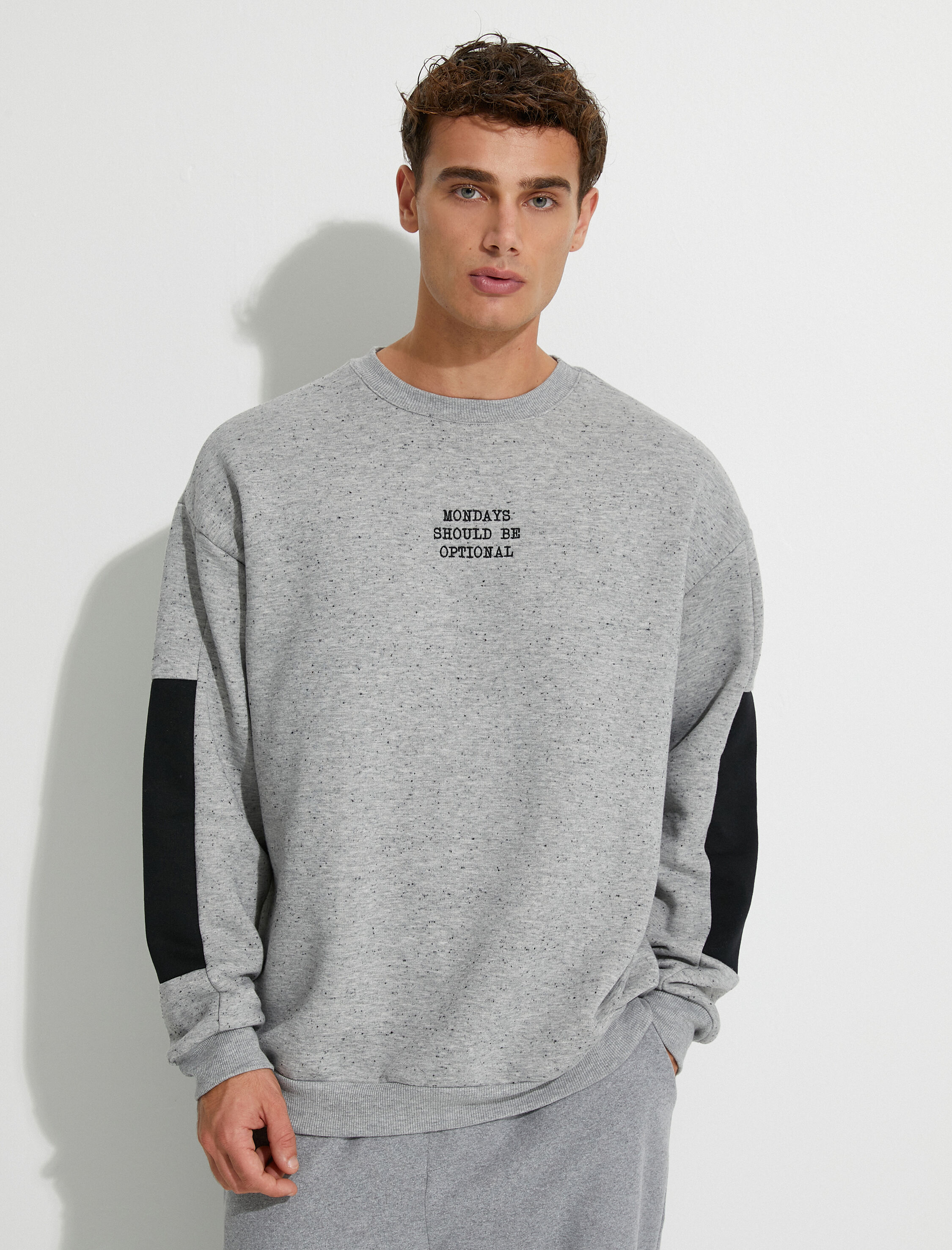   Slogan İşlemeli Sweatshirt Bisiklet Yaka Kırçıllı Düşük Omuzlu Şardonlu