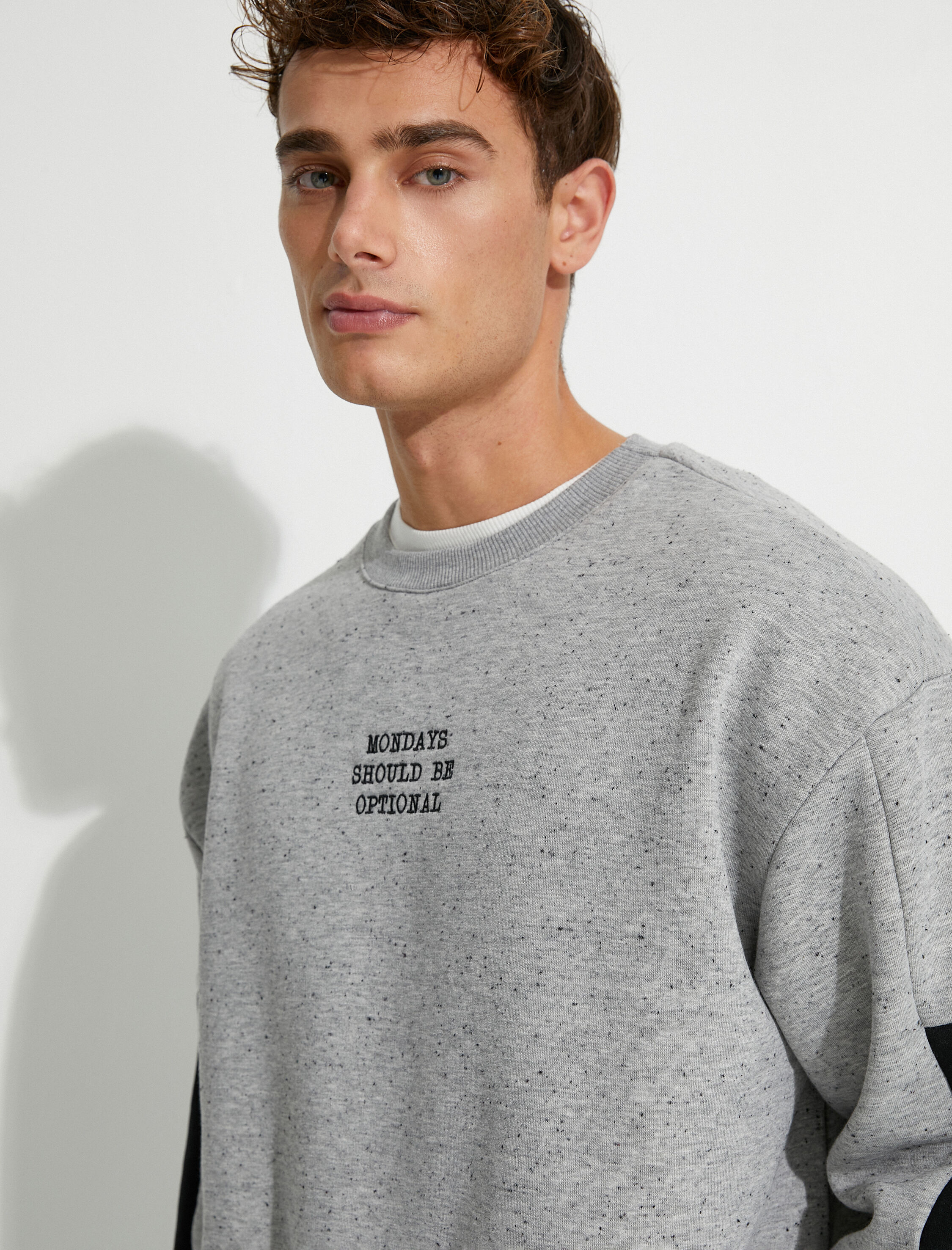   Slogan İşlemeli Sweatshirt Bisiklet Yaka Kırçıllı Düşük Omuzlu Şardonlu