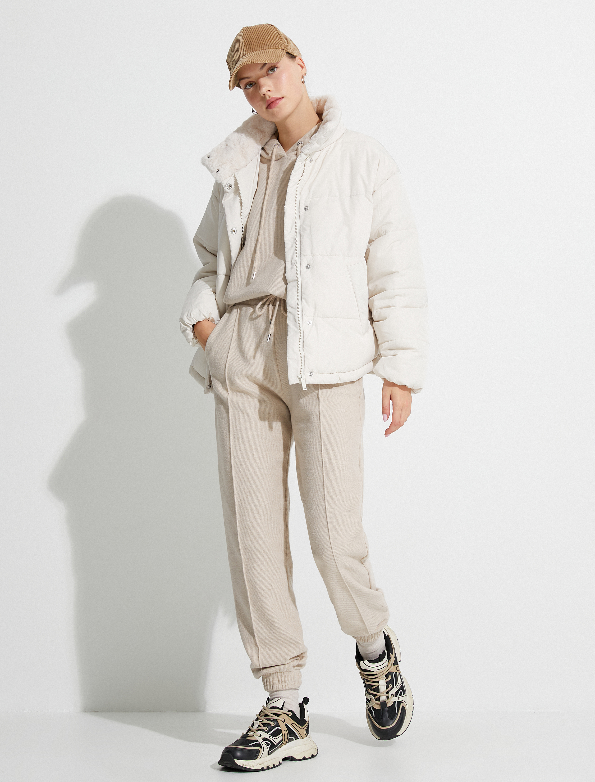   Şişme Mont Yakası Peluş Detaylı Cepli