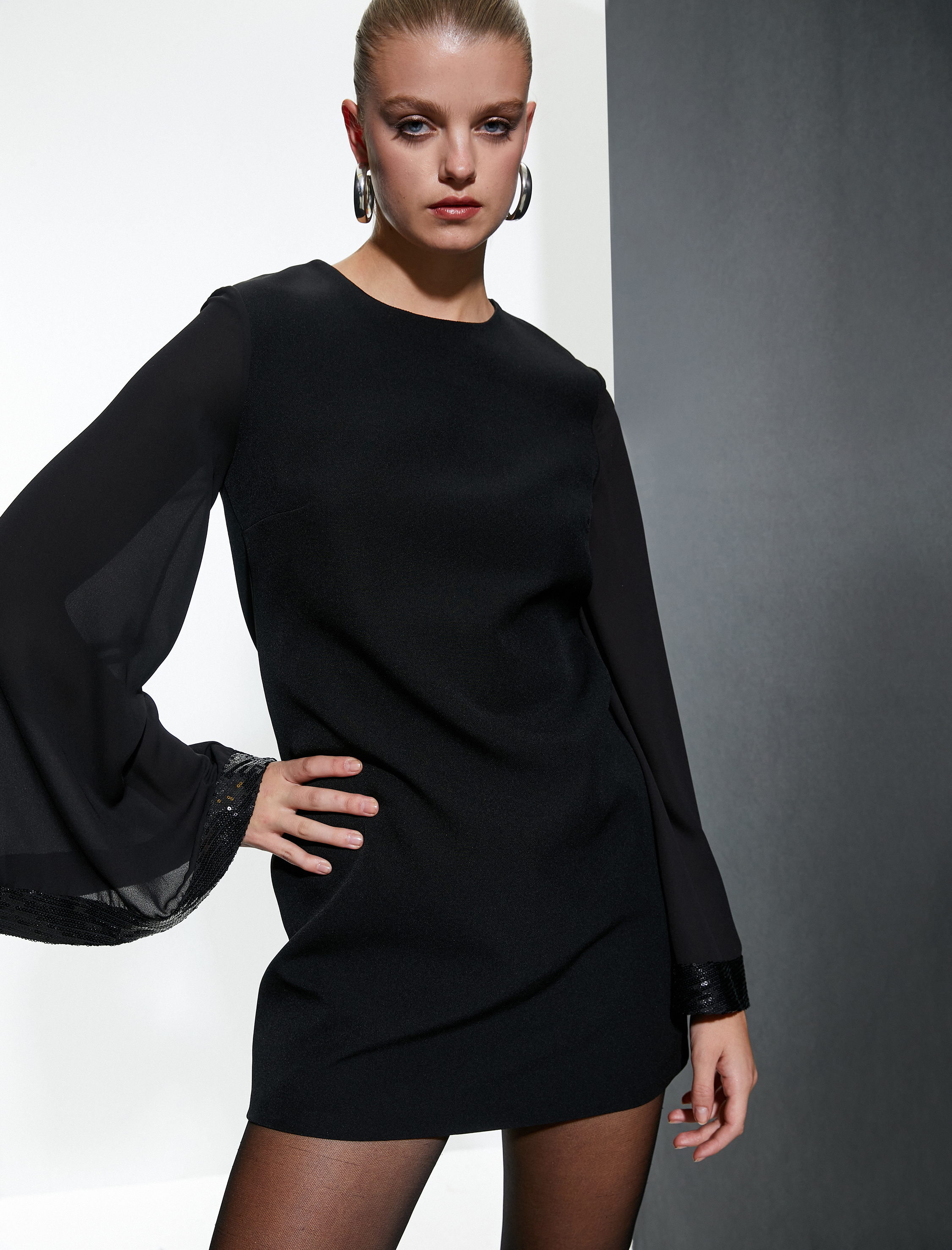   Mini Elbise Uzun Yarasa Kollu Pul Payet İşleme Detaylı Yuvarlak Yaka