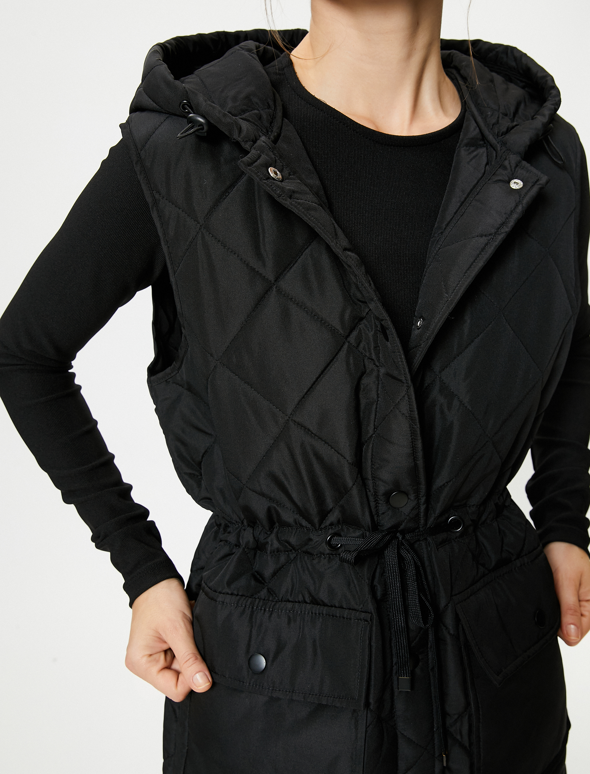   Kapitone Uzun Yelek Cepli Kapüşonlu Beli Bağlamalı Çıtçıt Düğmeli