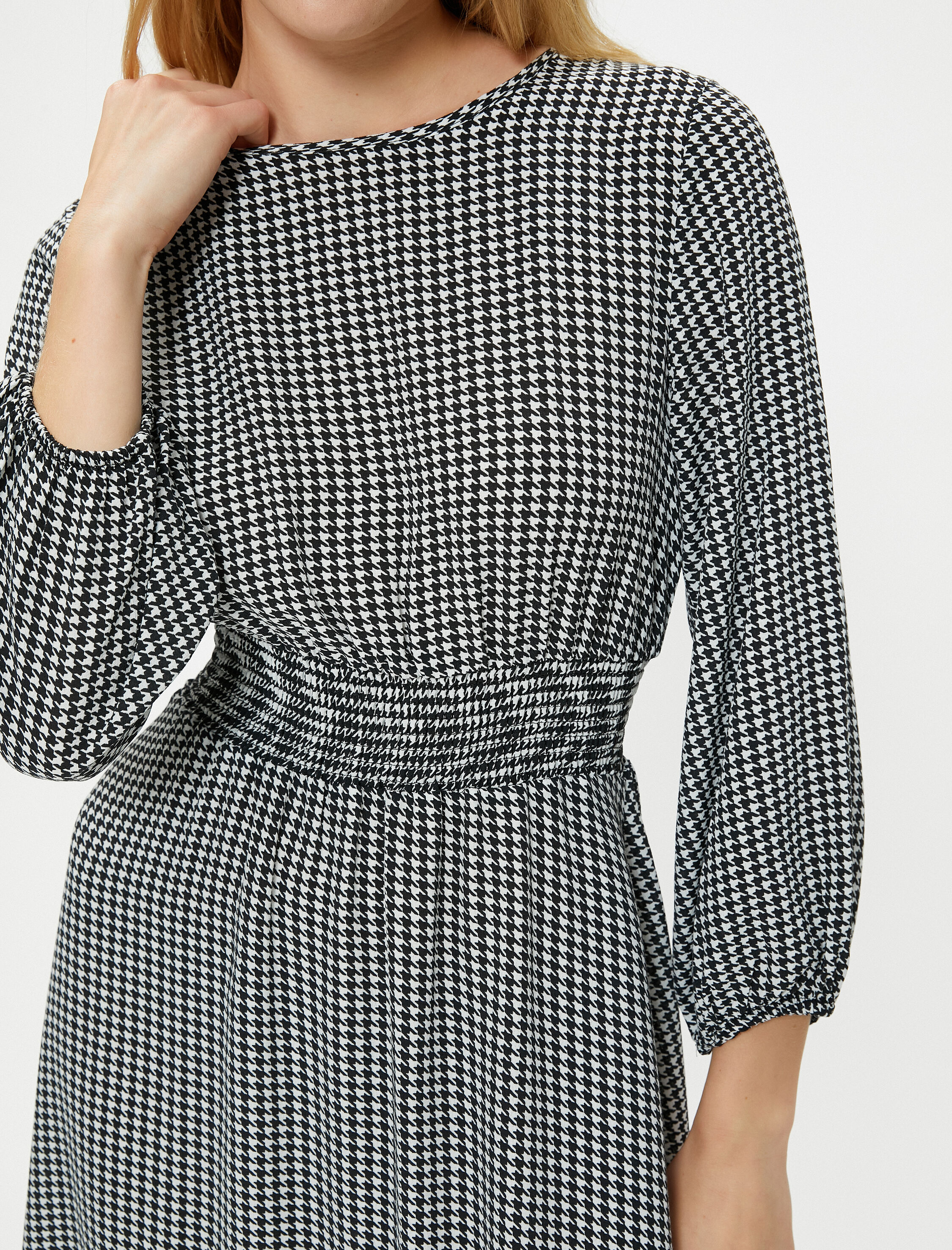   Kışlık Elbise Maksi Boy Uzun Kollu Yuvarlak Yaka Gipe Detaylı Kazayağı Desenli