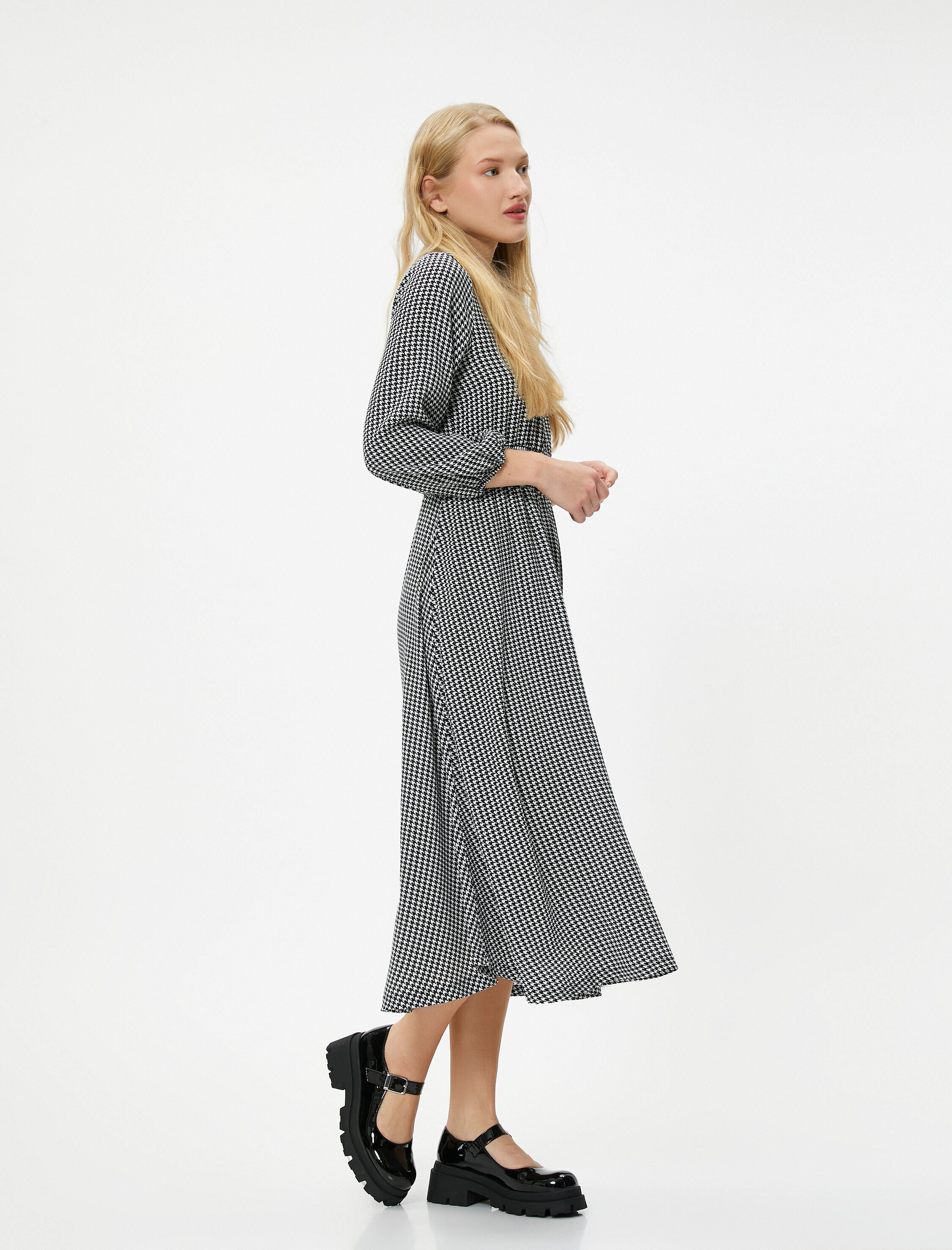   Kışlık Elbise Maksi Boy Uzun Kollu Yuvarlak Yaka Gipe Detaylı Kazayağı Desenli