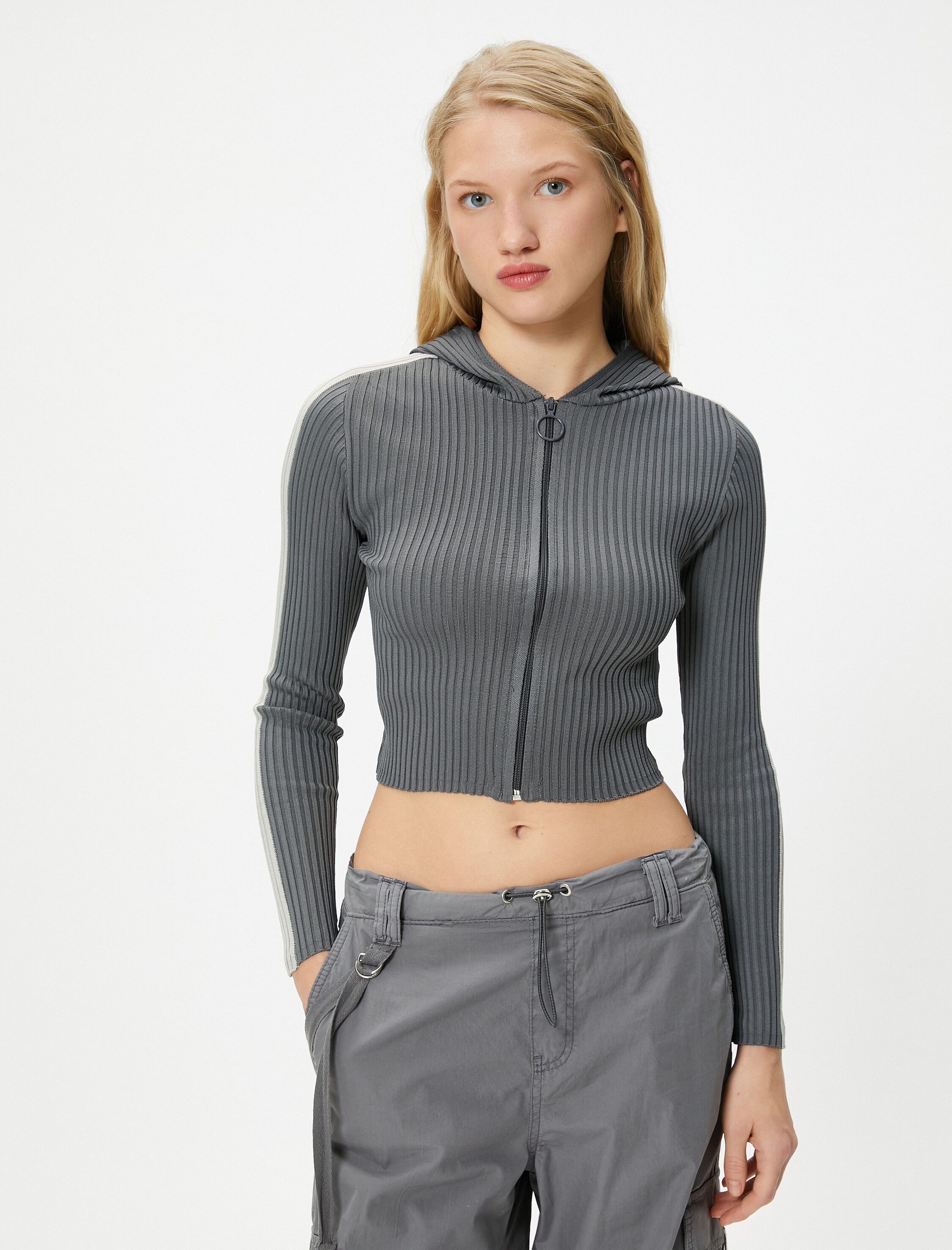   Kapüşonlu Fermuarlı Crop Hırka Çizgi Detaylı Slim Fit