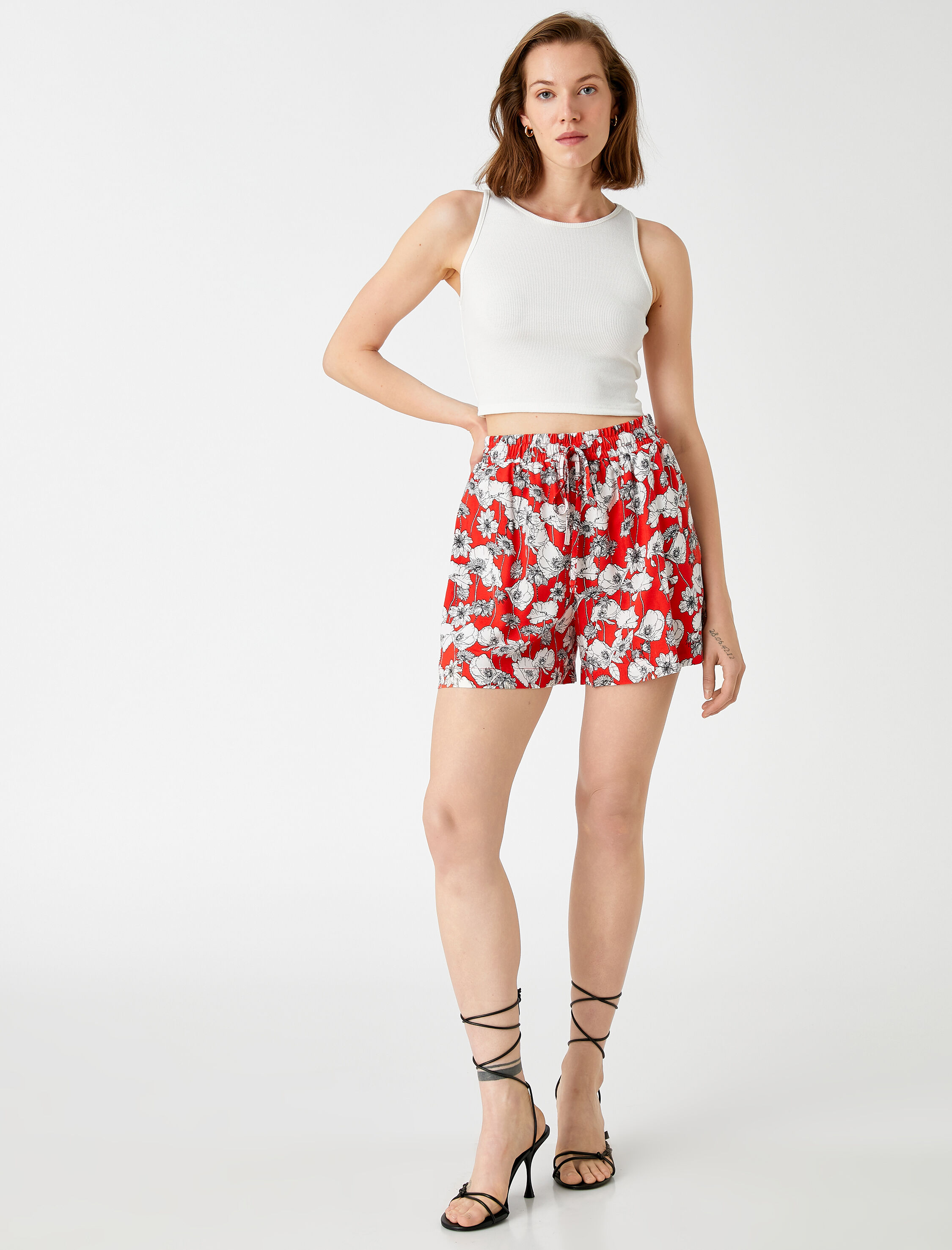   Çiçekli Şort Beli Bağlamalı