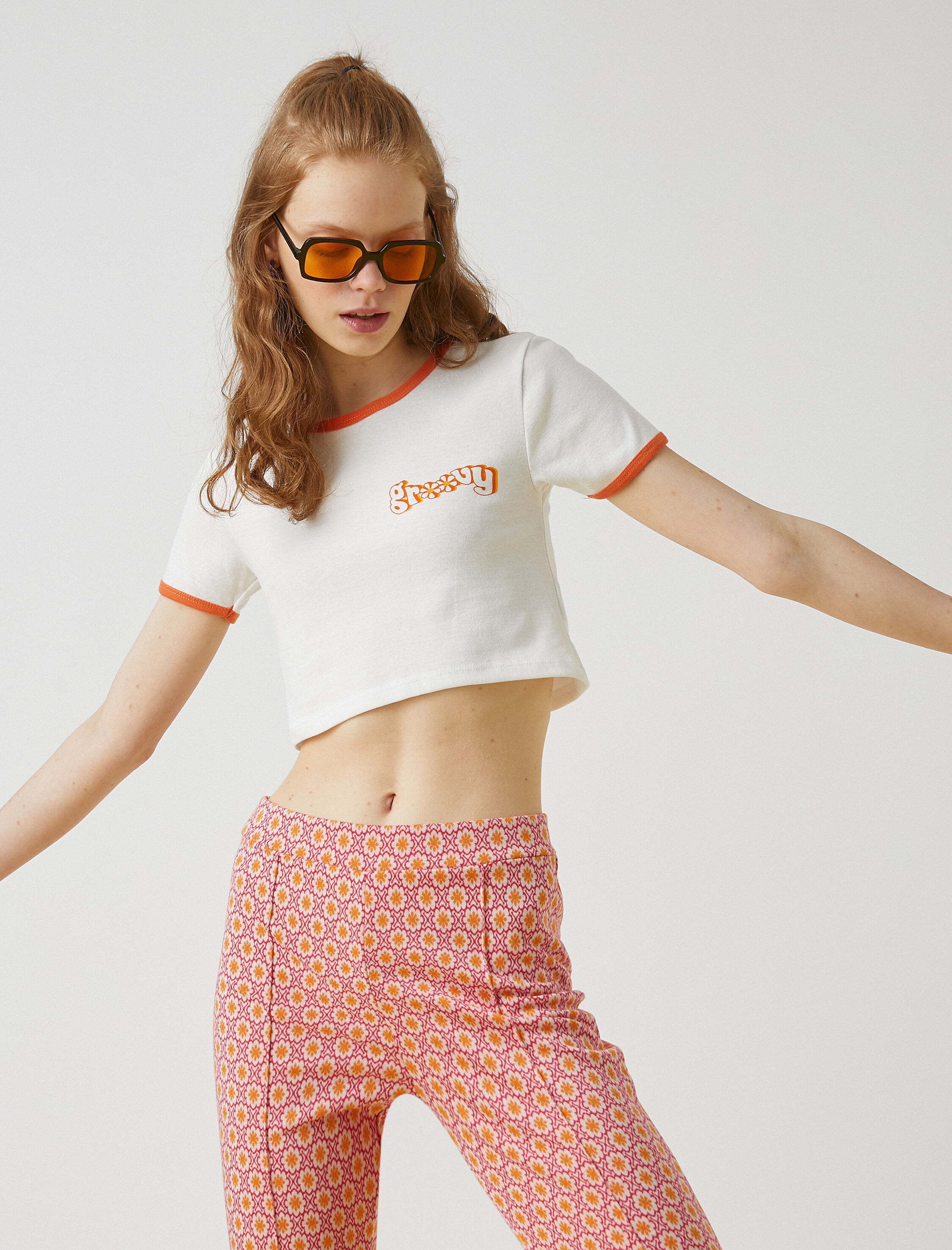   Crop Tişört Biyeli Kısa Kollu Minimal Baskılı