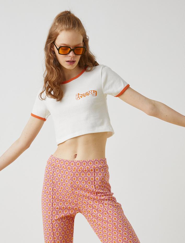  Crop Tişört Biyeli Kısa Kollu Minimal Baskılı