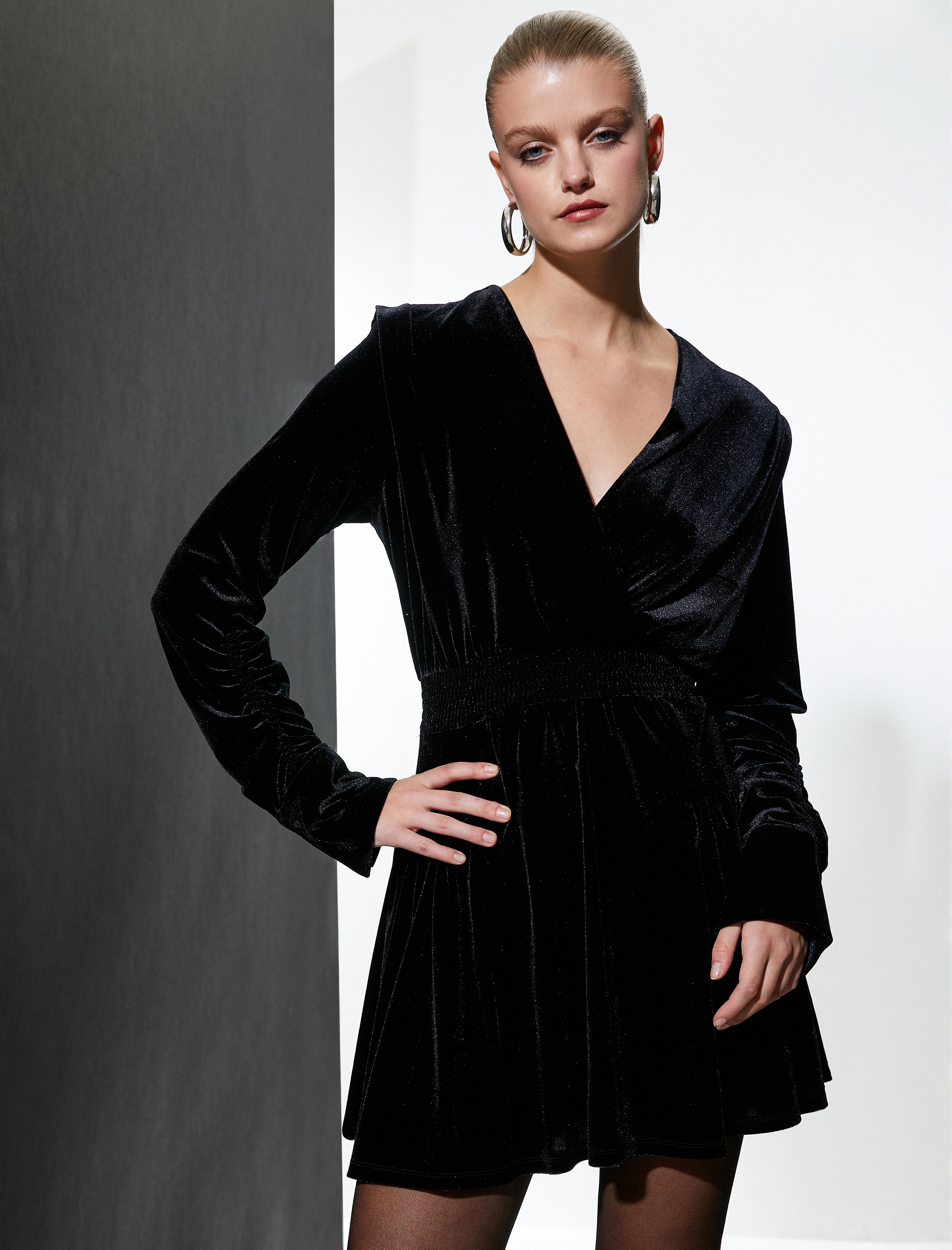 Kadife Mini Elbise Kruvaze V Yaka Uzun Kollu Gipe Detaylı Volümlü