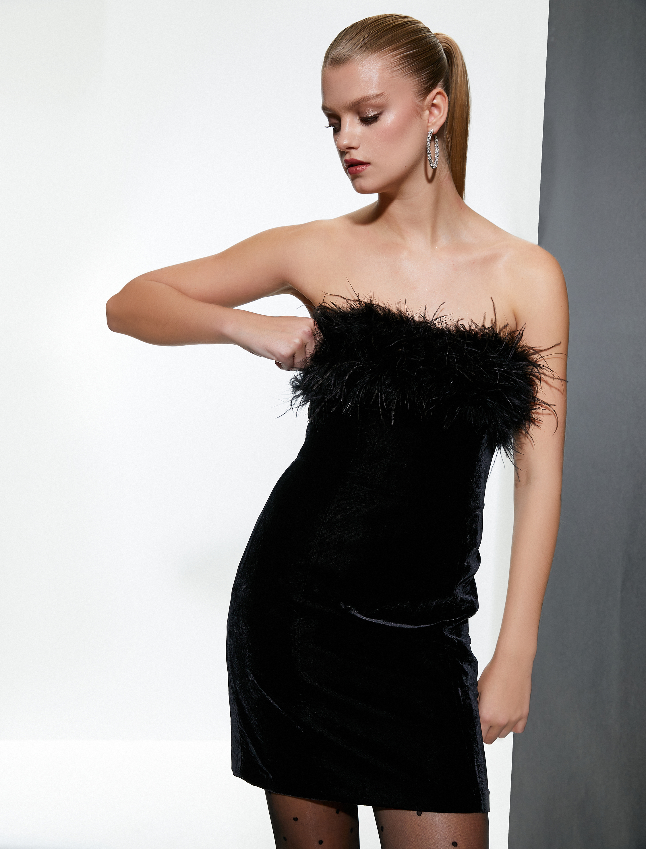   Straplez Mini Kadife Elbise Otriş Detaylı