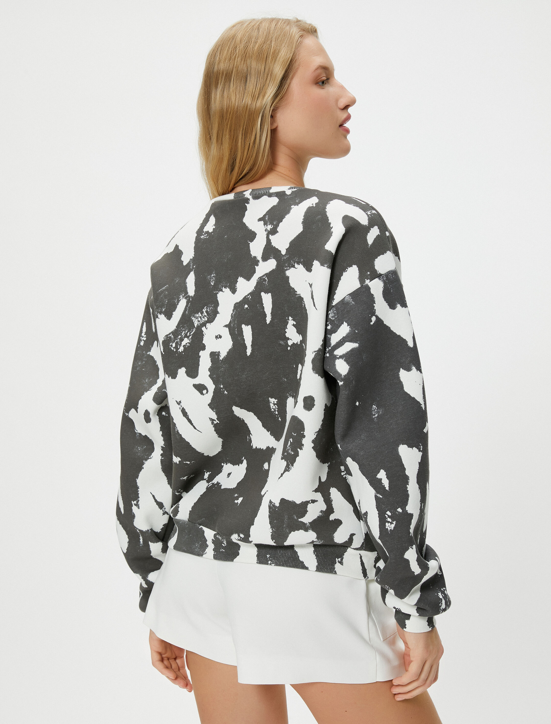   Şardonlu Oversize Sweatshirt Renk Kontrastlı Batik Desenli Uzun Kollu Bisiklet Yaka