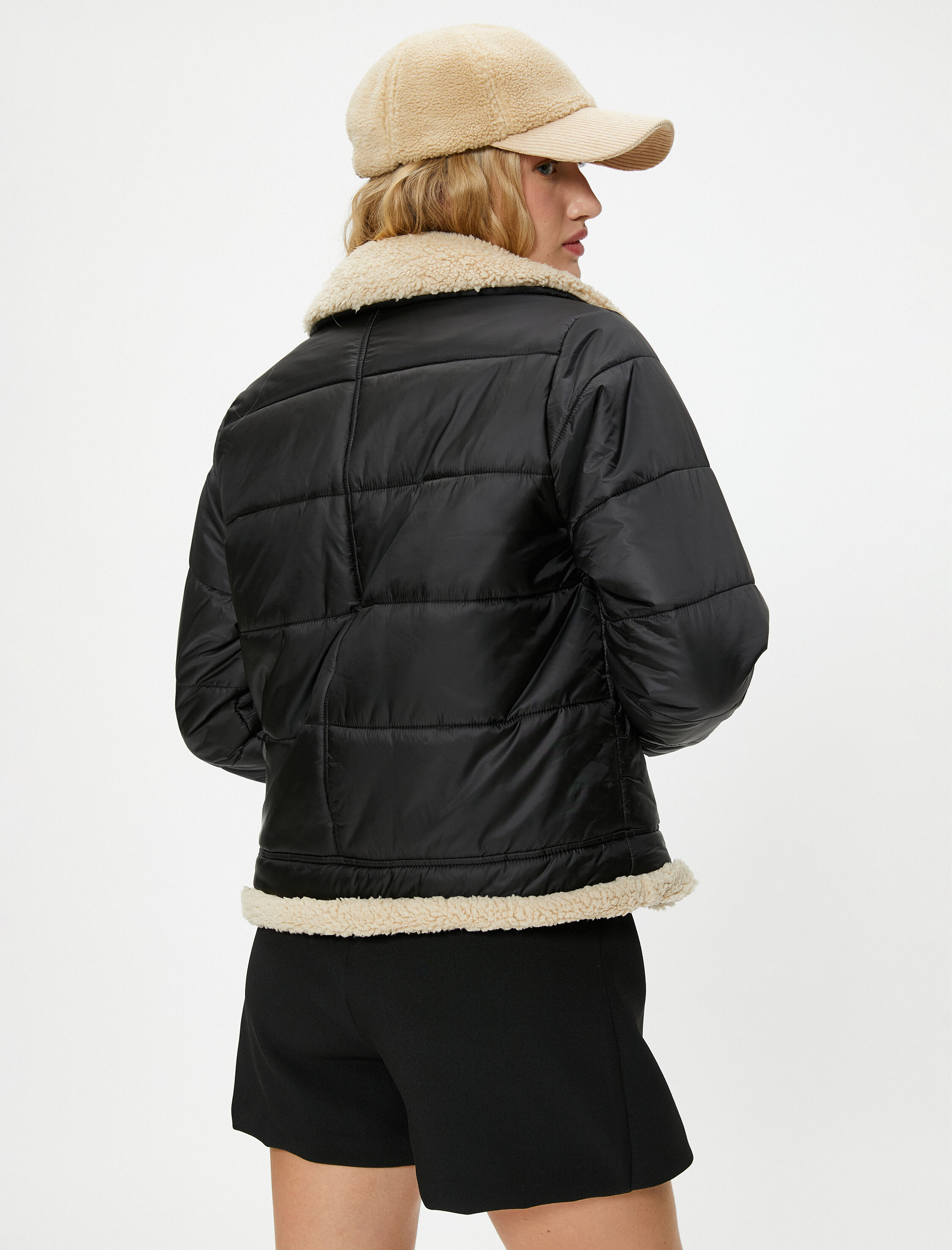   Biker Mont Yakası ve İçi Suni Kürklü Cepli Kemer Detaylı