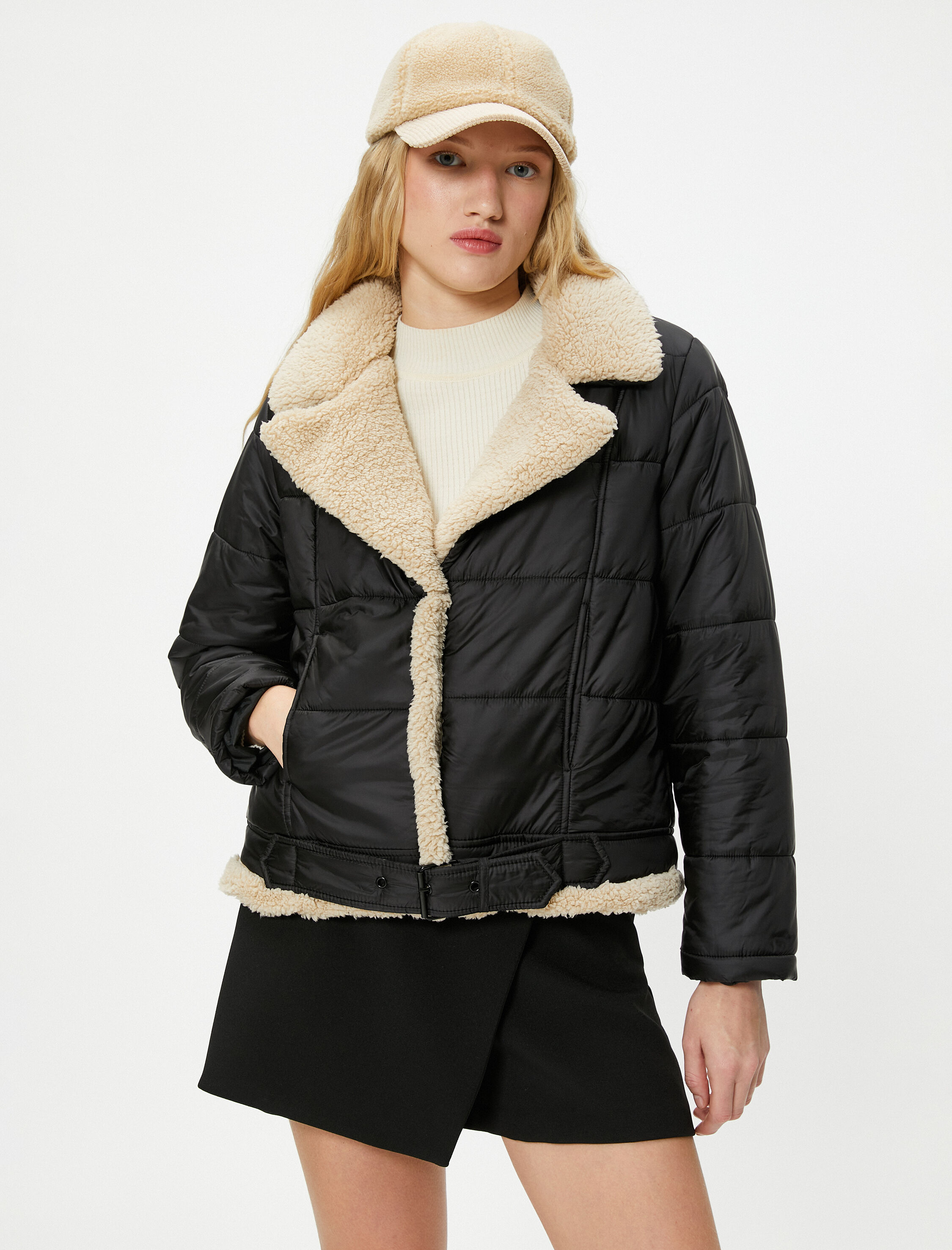   Biker Mont Yakası ve İçi Suni Kürklü Cepli Kemer Detaylı