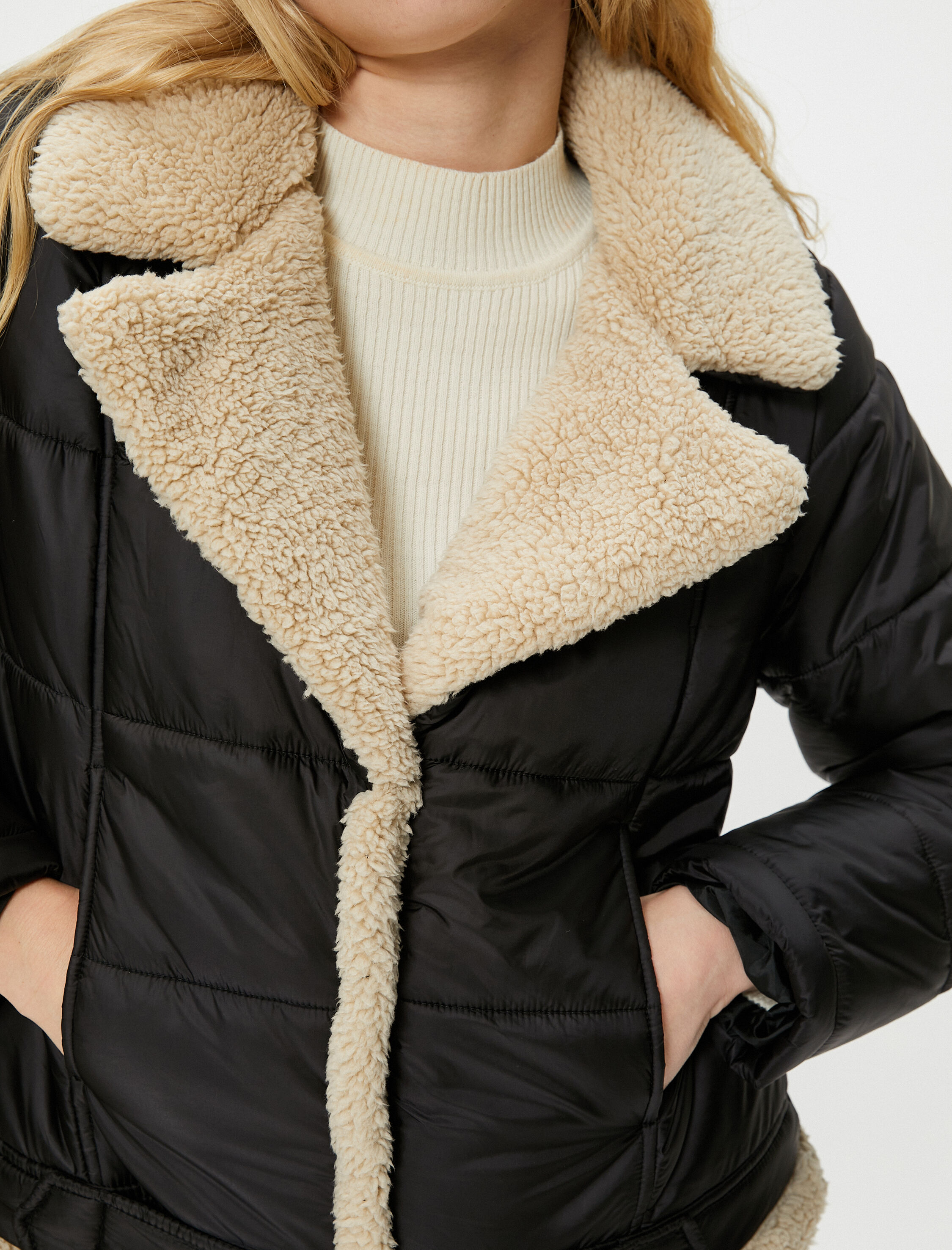   Biker Mont Yakası ve İçi Suni Kürklü Cepli Kemer Detaylı