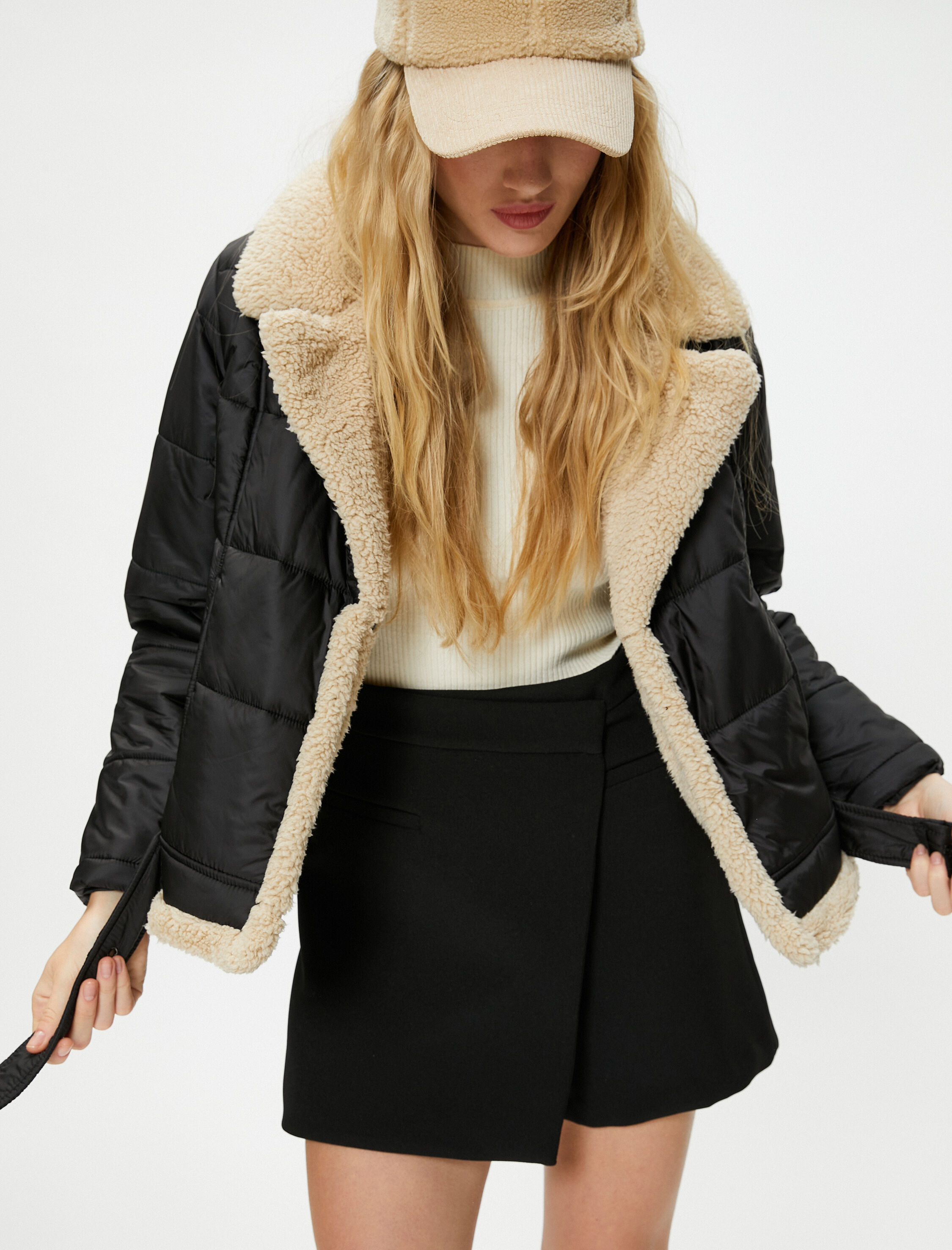   Biker Mont Yakası ve İçi Suni Kürklü Cepli Kemer Detaylı