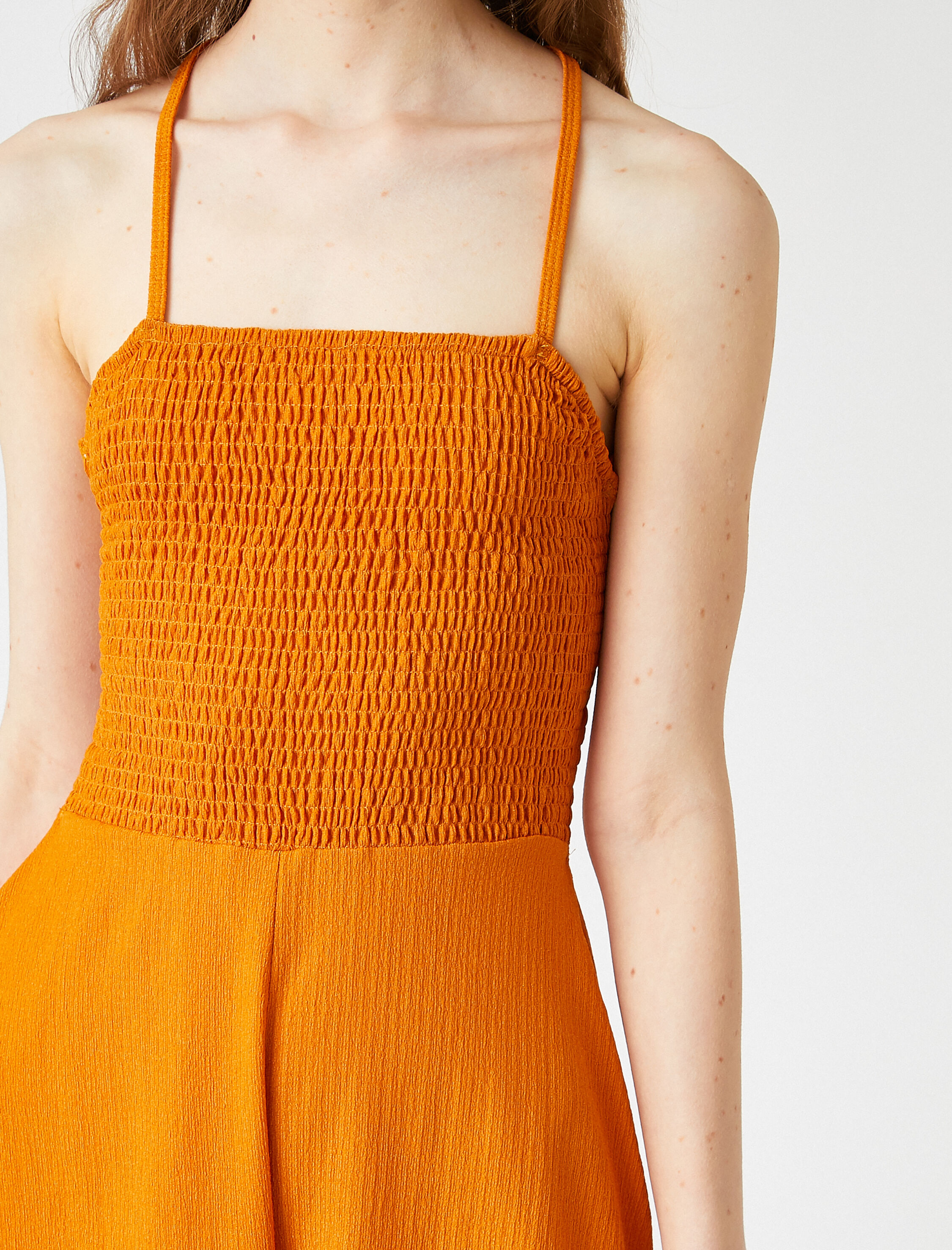   İp Askılı Sırt Dekolte Detaylı Kısa Tulum