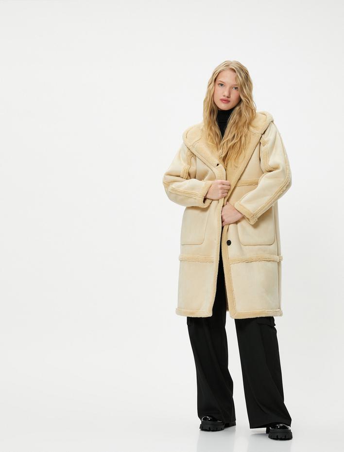  Uzun Kaban İçi ve Yakası Suni Kürk Detaylı Kapşonlu Cepli Düğmeli