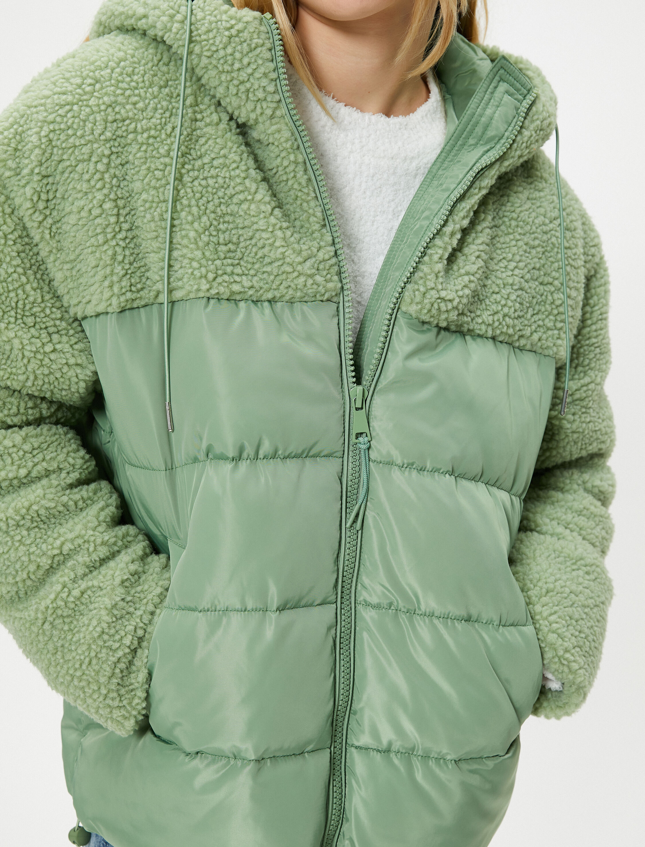   Şişme Mont Peluş Detaylı Kapşonlu Cepli