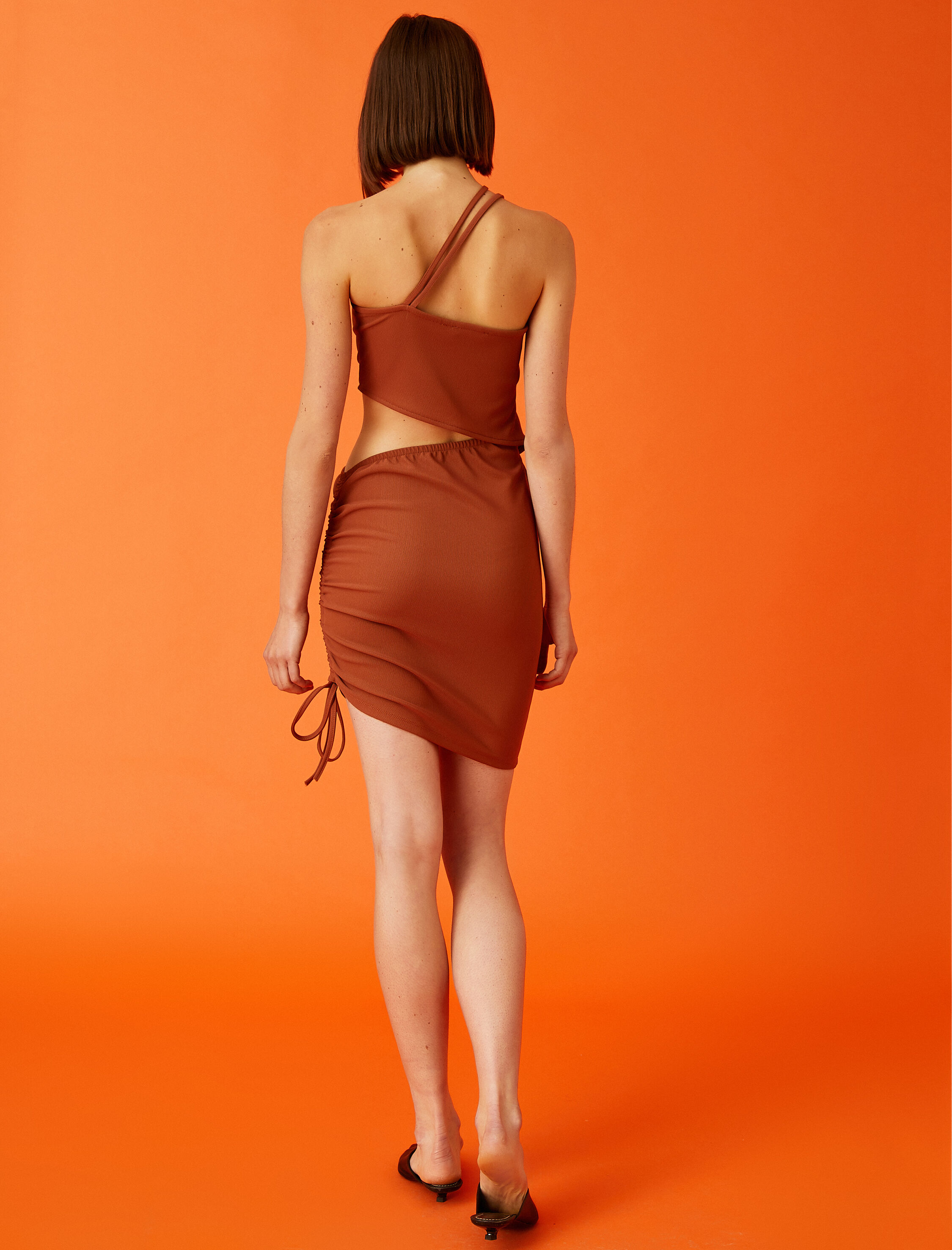   Mini Elbise Pencere Detaylı İnce Askılı Büzgülü Fiyonk Detaylı