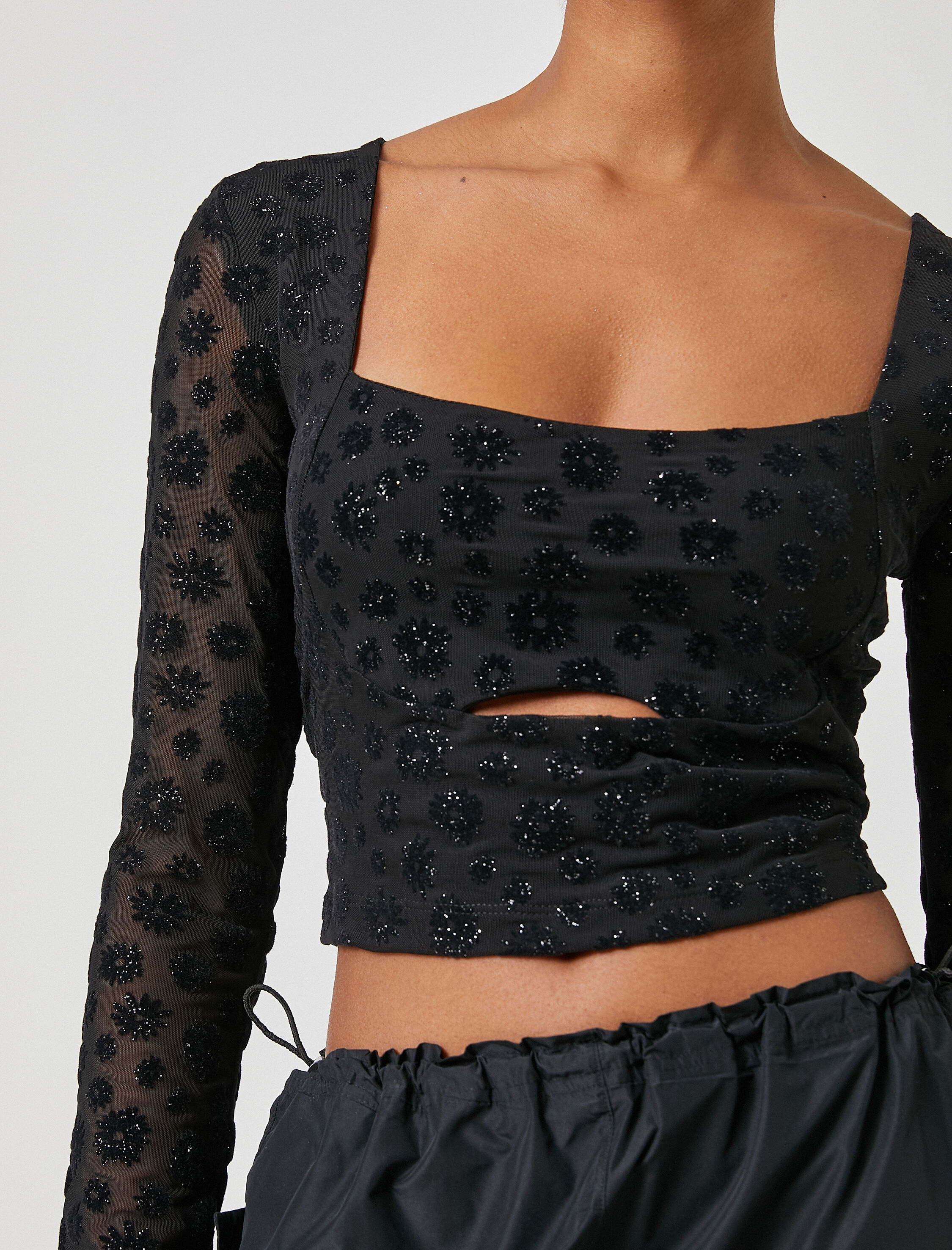   Uzun Kollu Tişört Crop Tül Kare Yaka Simli Pencere Detaylı