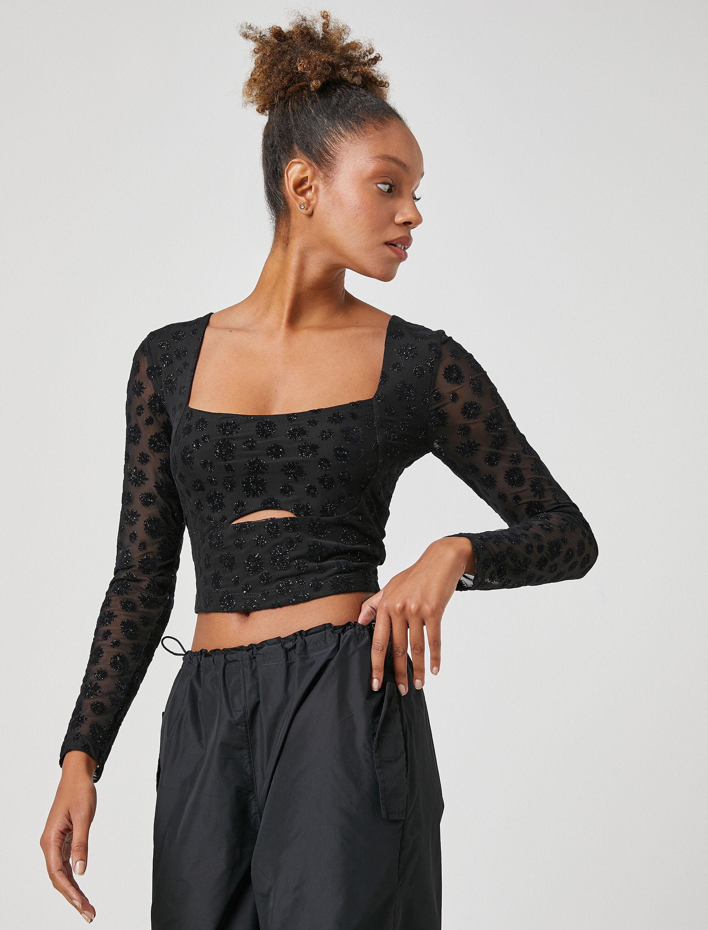   Uzun Kollu Tişört Crop Tül Kare Yaka Simli Pencere Detaylı