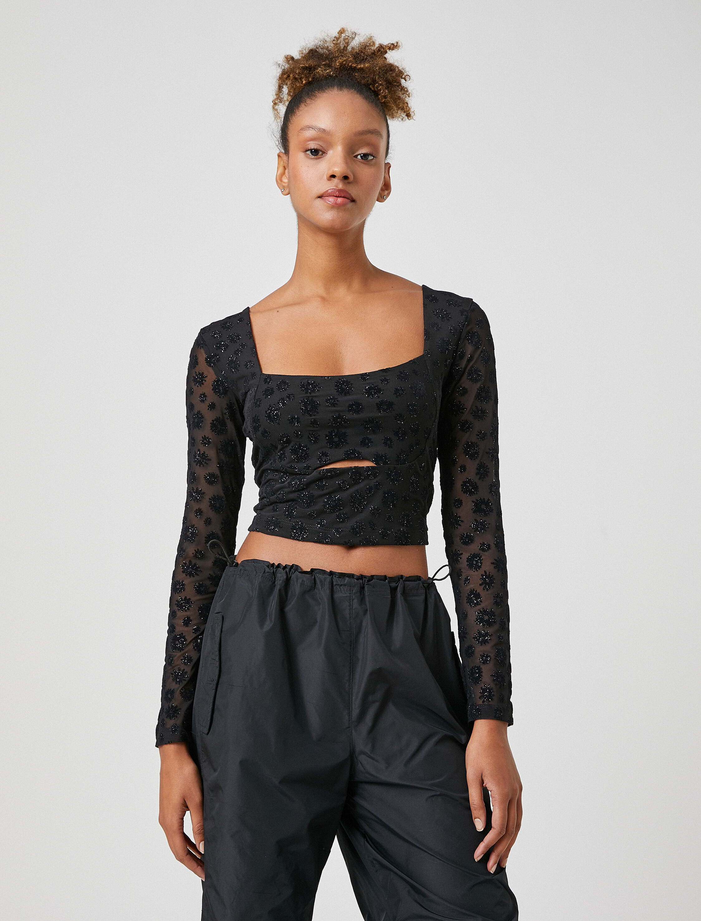   Uzun Kollu Tişört Crop Tül Kare Yaka Simli Pencere Detaylı