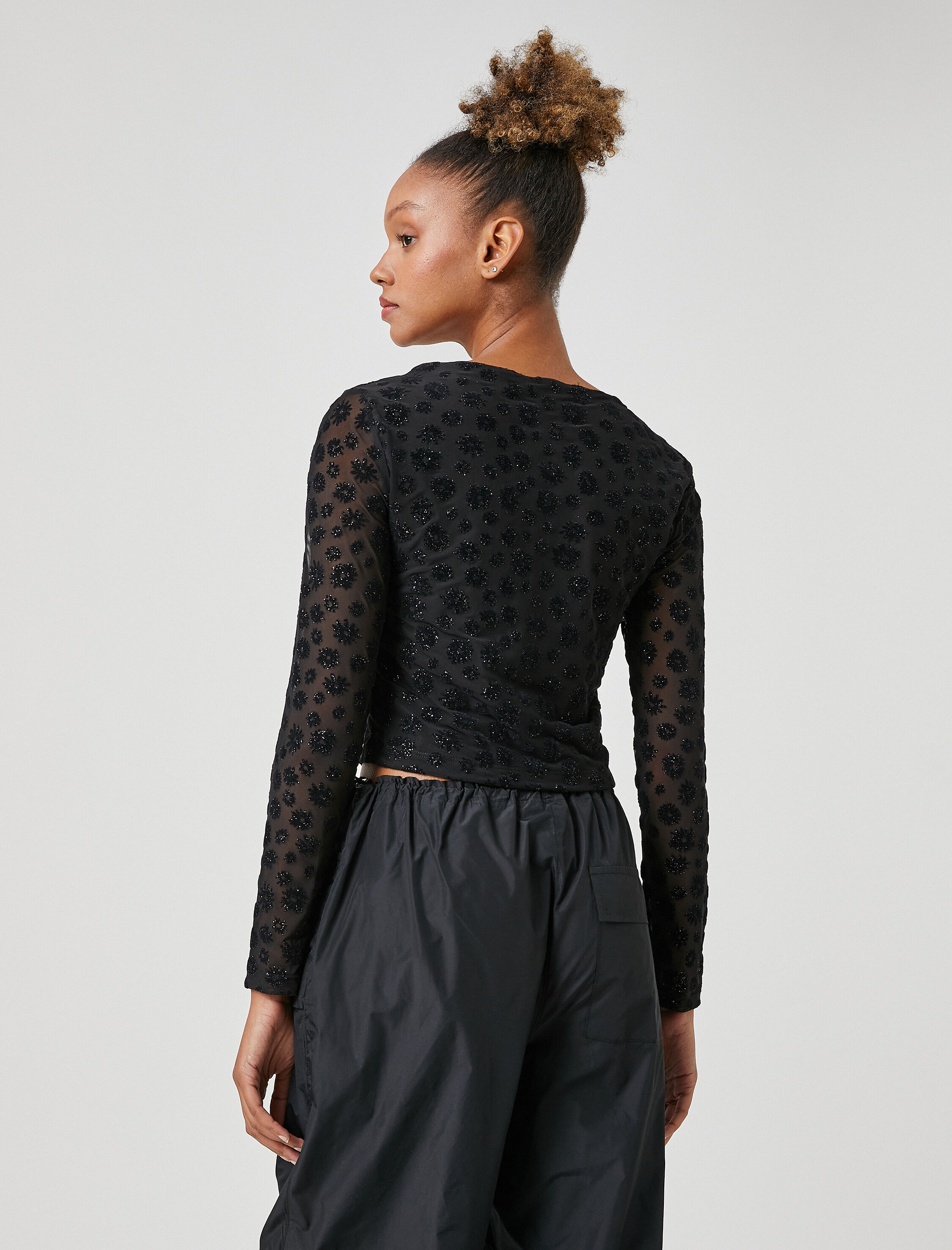   Uzun Kollu Tişört Crop Tül Kare Yaka Simli Pencere Detaylı