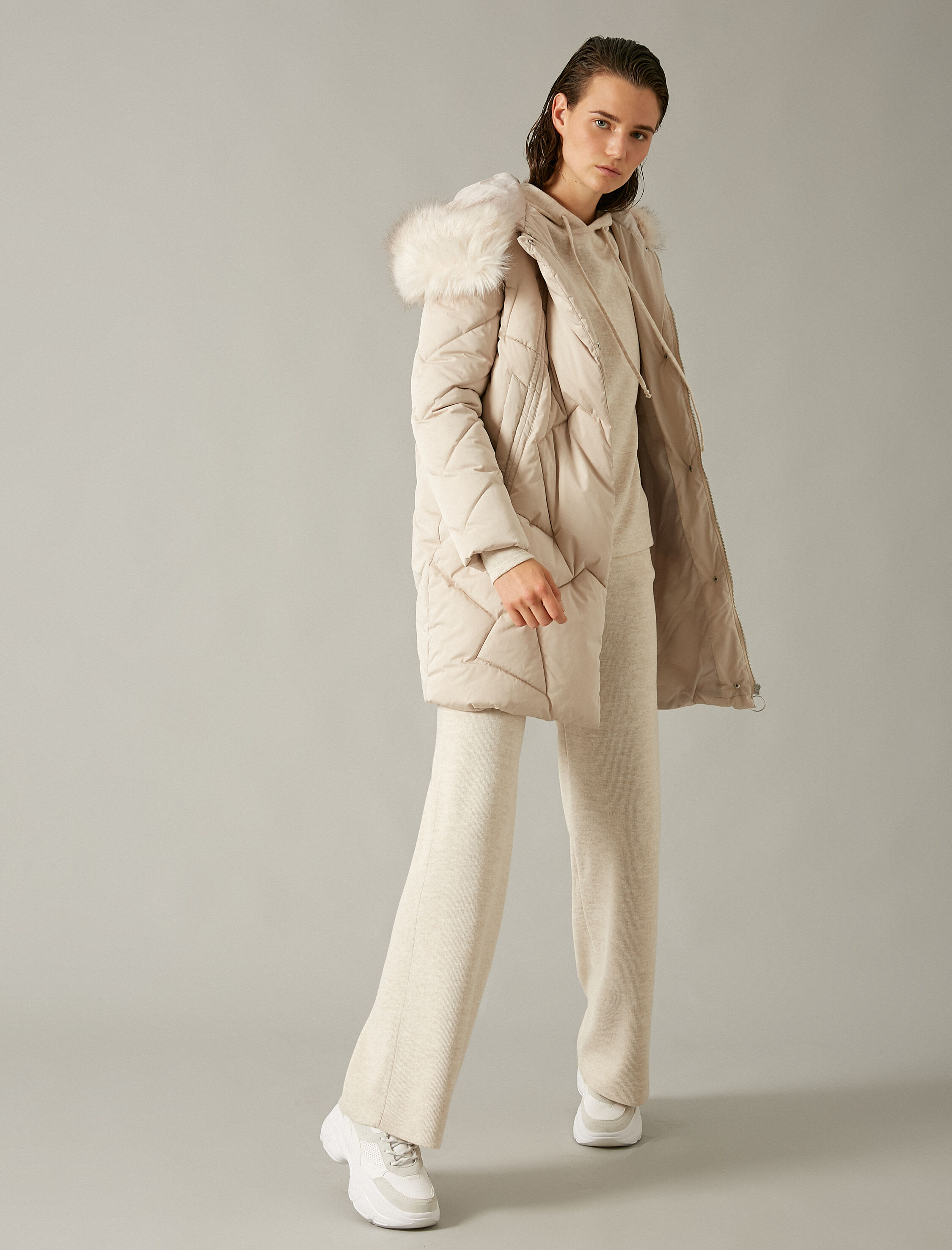   Kapüşonlu Suni Kürk Detaylı Uzun Şişme Mont