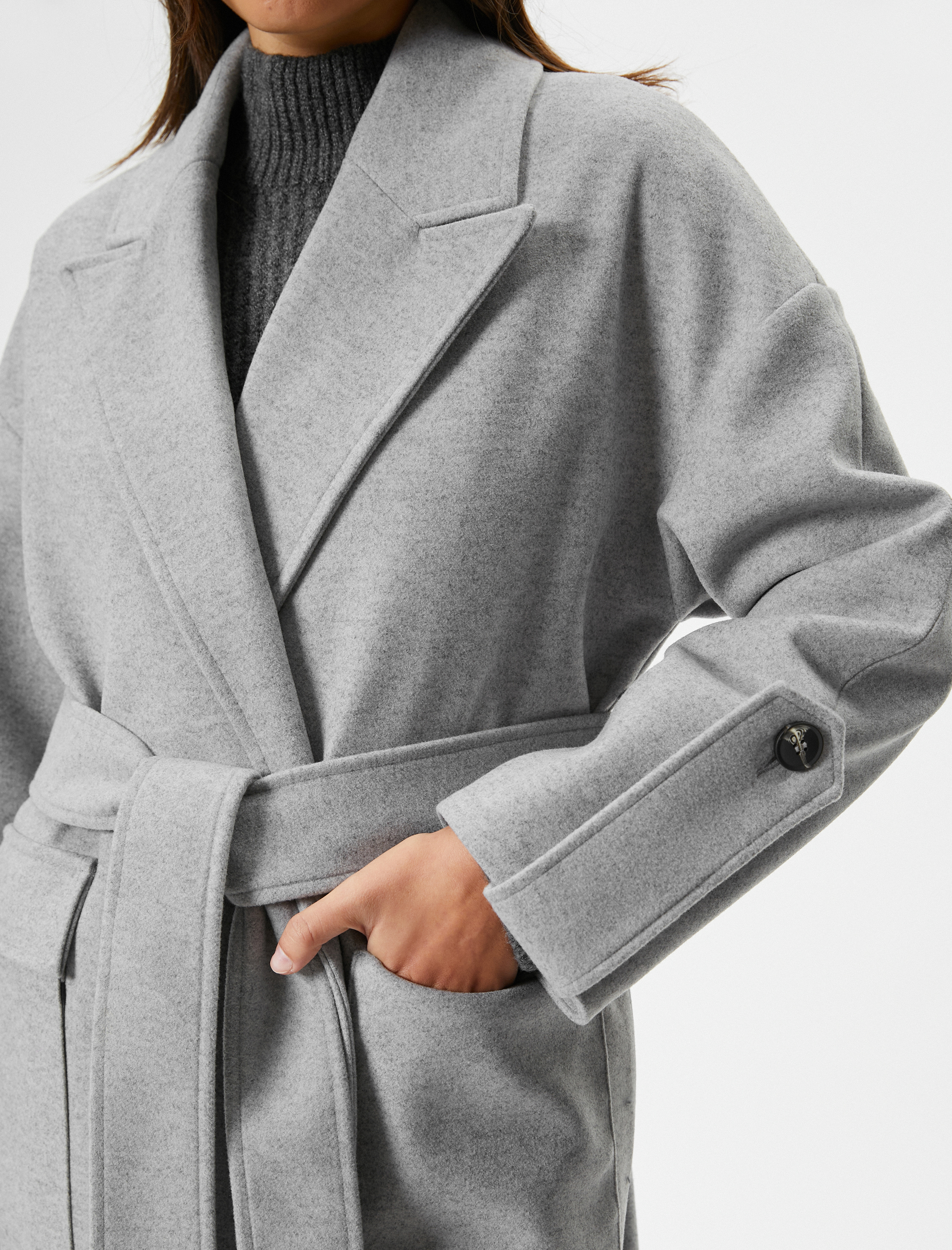   Kaşe Uzun Kaban Ters Yaka Kuşaklı Kapaklı Cep Detaylı