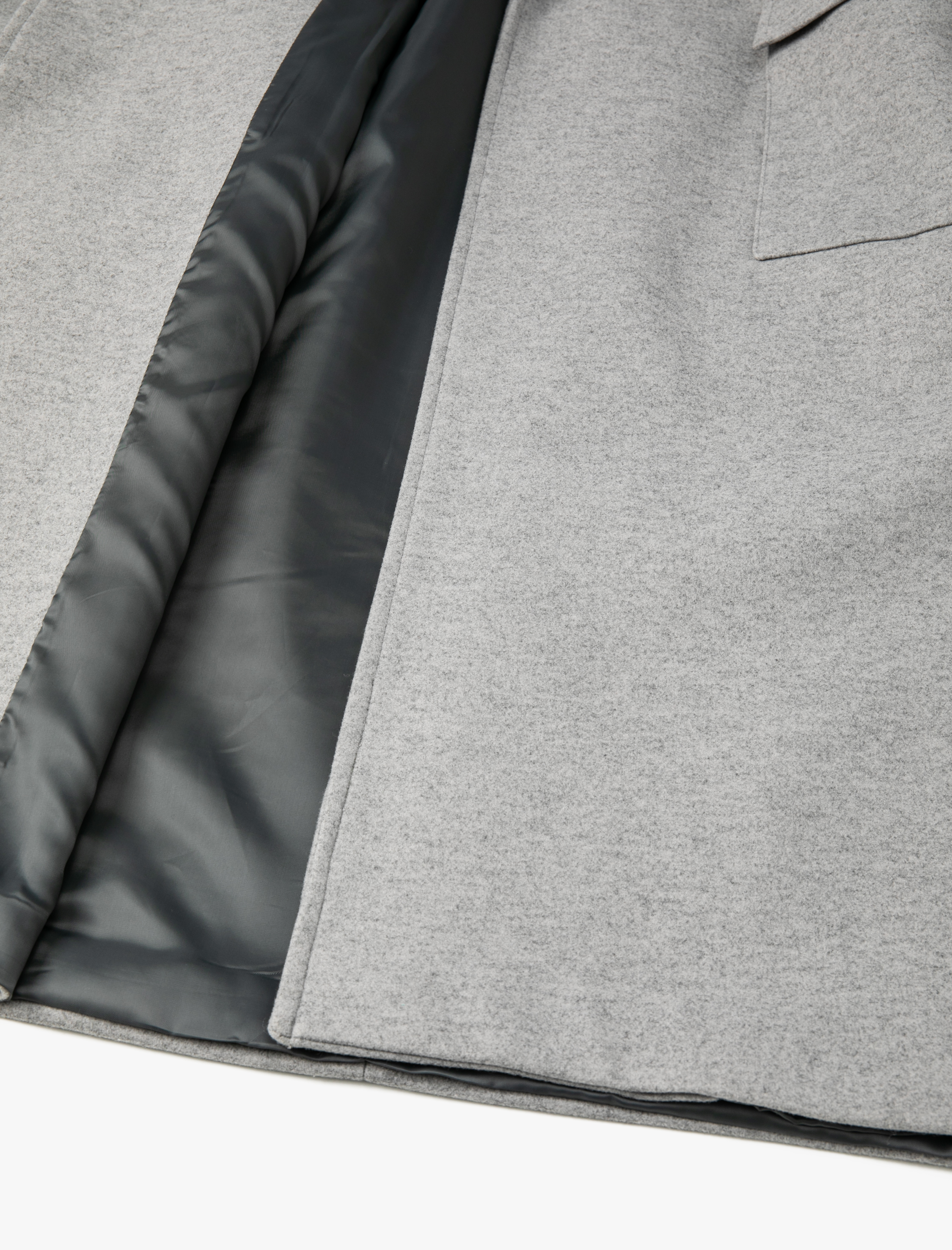   Kaşe Uzun Kaban Ters Yaka Kuşaklı Kapaklı Cep Detaylı