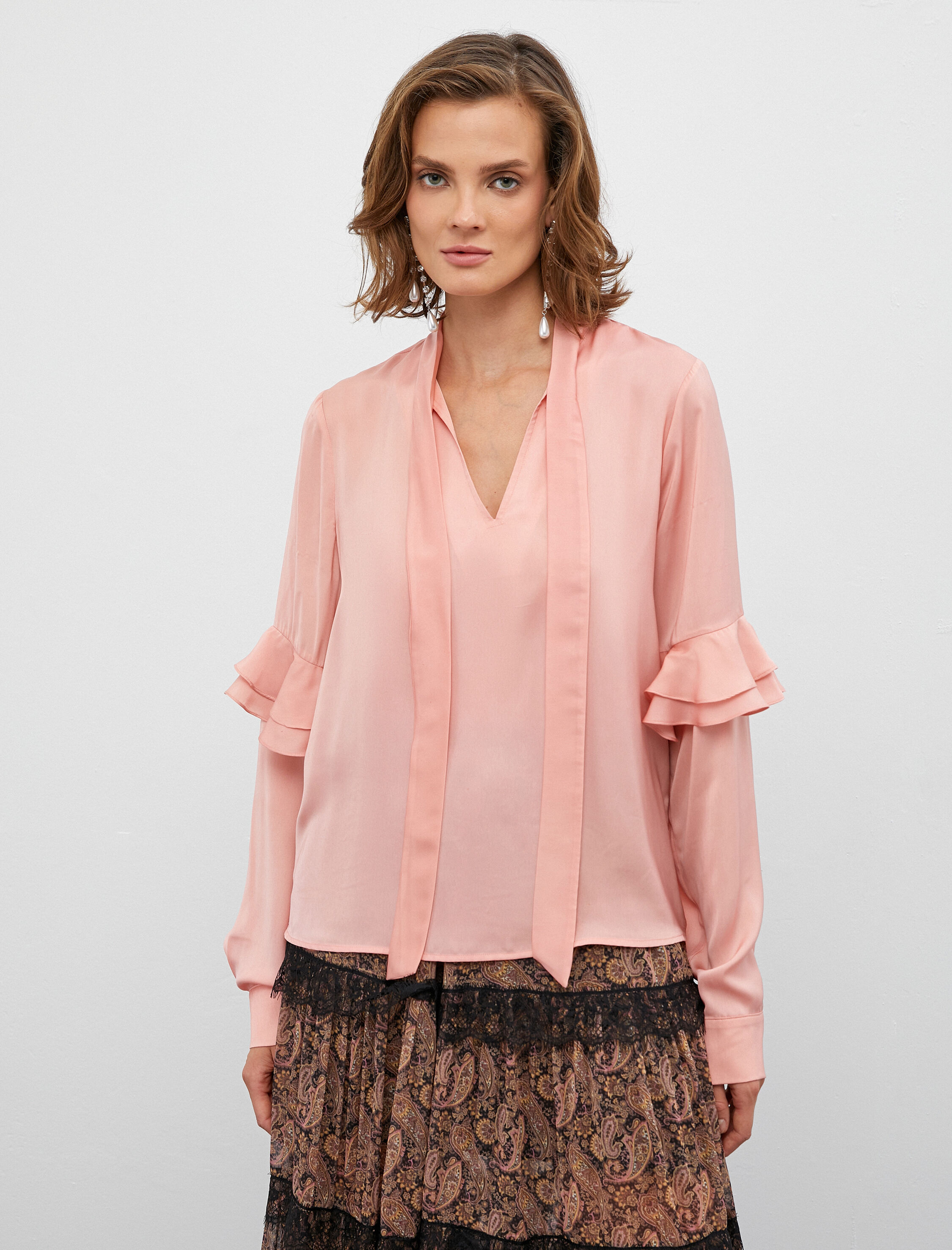   Melis Ağazat X Koton - Fular Yaka Viskon Bluz