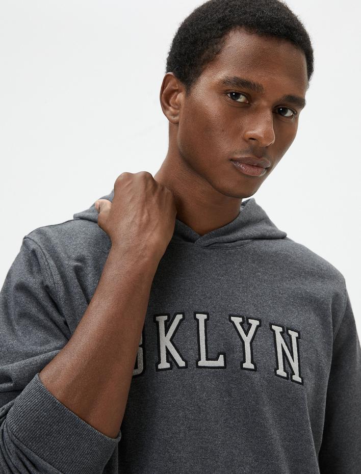  Kapşonlu Kolej Sweat Slogan İşlemeli Uzun Kollu