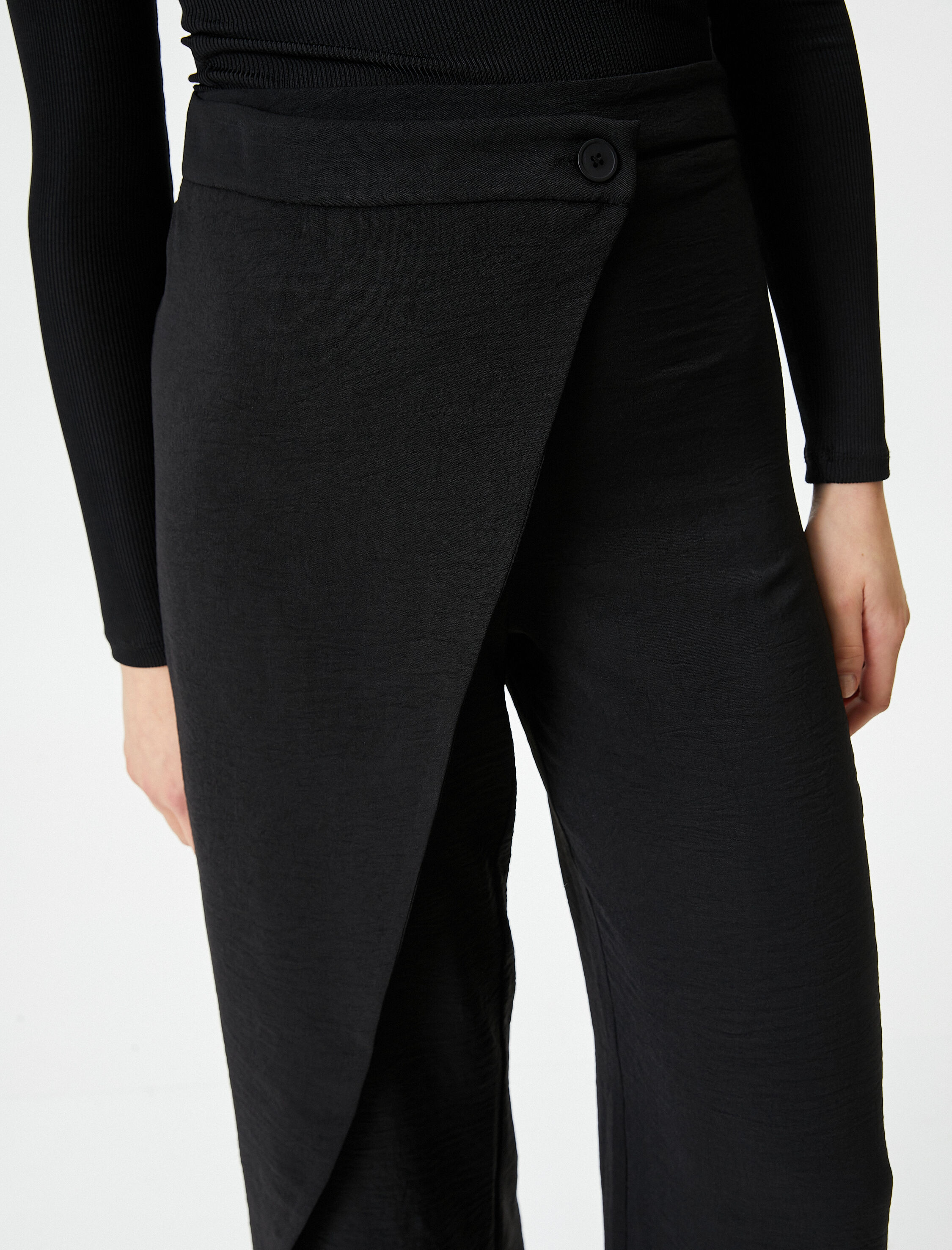   Bol Paça Pantolon Kapaklı Düğme Detaylı